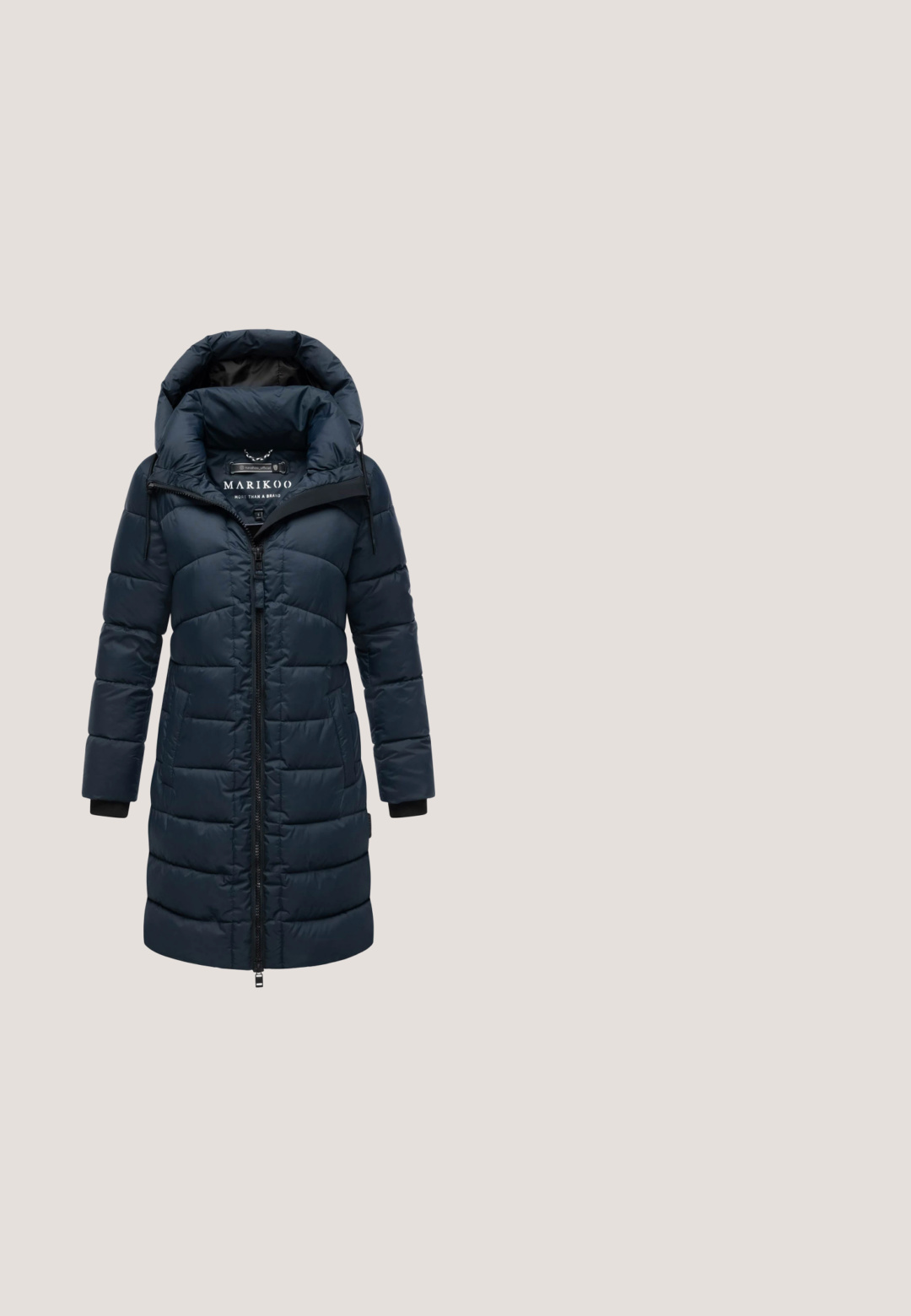 Navyblauer gepolsterter langer Wintermantel mit Kapuze, Frontreißverschluss, seitlichen Taschen und schwarzen inneren Handgelenkmanschetten.; Dunkelblauer Pullover mit weißen horizontalen Streifen. Rippstruktur, runder Ausschnitt und lange Ärmel mit leicht ausgestellt Bündchen.; TOM TAILOR DENIM T-Shirt basic - sky captain blue; Dunkelblaue Jeans aus Denim mit klassischem Skinny-Fit. Mit fünf Taschen, Reißverschluss und dezentem Used-Look für Struktur.; Caprice SNEAKER  - Sneaker low - ocean suede; TOM TAILOR ELIS CROSS BAG S - Umhängetasche - dark blue