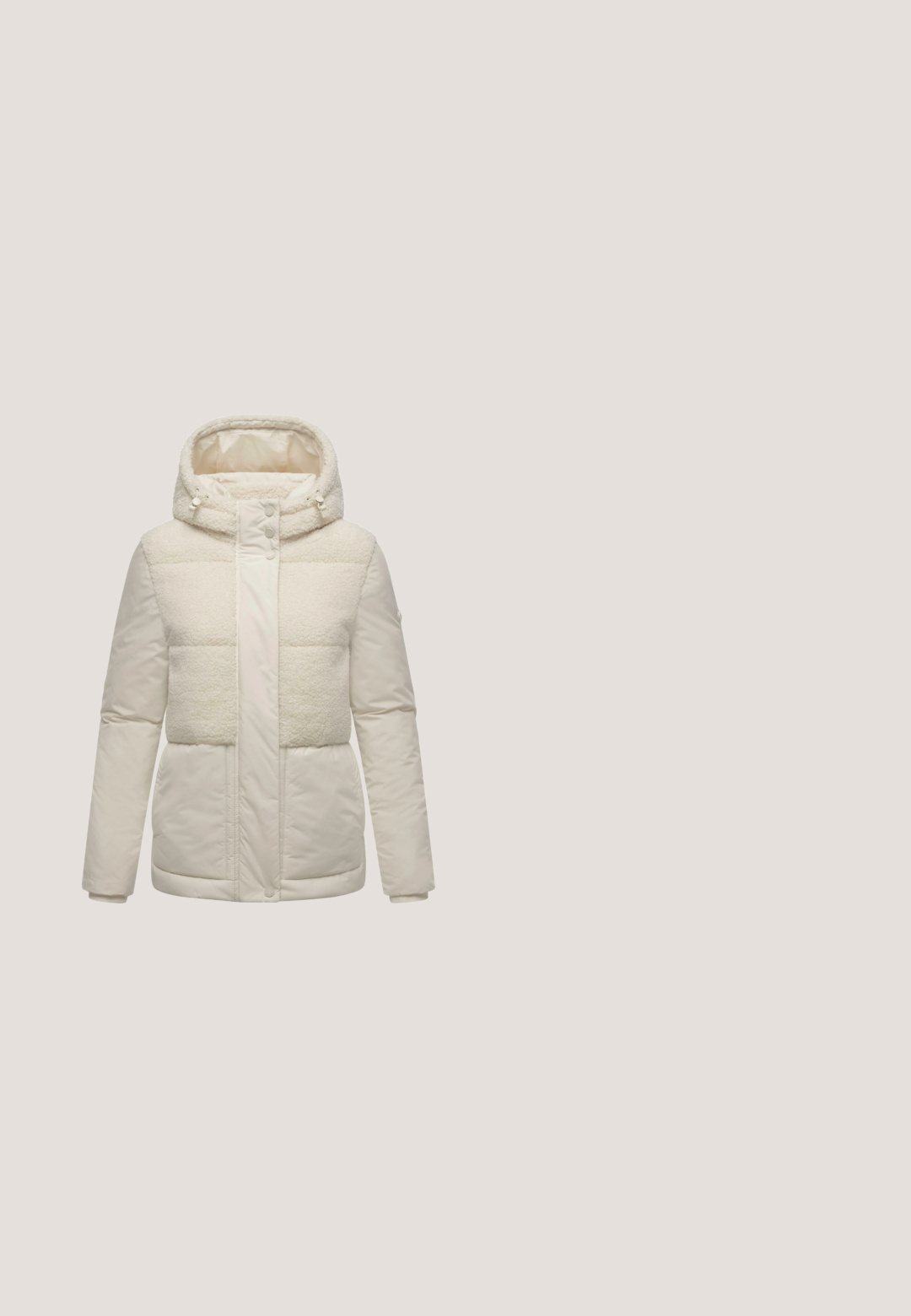 Lys cremet jakke med en fluffy faux fur øverdel, glat nederste sektion og en polstret hætte. Har trykknapper og lynlås.; Noisy May Half-Zip Fleece NMCOZY - Fleecetrøjer - eggnog; Hvid langærmet V-hals skjorte lavet af blødt bomuldsstof. Har en afslappet pasform med en glat tekstur og enkle syninger.; Beige bredde bukser med en blød tekstur, elastisk talje og to forkant-folder. Ingen synlige lommer eller hardware detaljer.; Beige New Balance-sneaker med overdel i ruskind og mesh, beige snørebånd, polstret sål og sort struktureret ydersål vist fra siden.; Beige tote taske med to justerbare stropper, polstret tekstur, frontlomme med lynlås og en logo detalje nederst til højre.