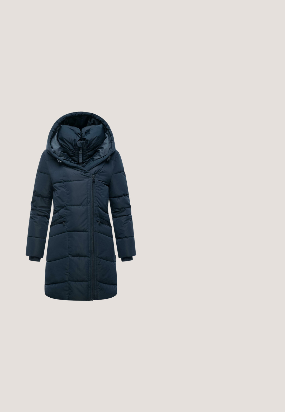 Marineblauer gepolsterter Mantel mit großer Kapuze, Reißverschluss vorne und zwei seitlichen Taschen, mit gerippten Bündchen und gestepptem Muster.; Oxmo OMAYA - Sweatshirt - insignia blue; Blaue Jeans aus Denim mit geradem Bein, mittlerer Bundhöhe, fünf Taschen und kontrastierenden Nähte.; Tägliche Schnürstiefeletten aus patentlederen Material in Tan mit braunen Akzenten, runder Zehenpartie, sechs Metallösen, braunen Schnürsenkeln und strukturierten Gummisohlen.; Marineblaues Stofftasche mit hellbraunen Lederakzenten, robusten grauen Griffen und einem abnehmbaren Gurt, mit einem roten Reißverschlussdetail. Geräumiges und vielseitiges Design.; Goldene Halskette mit verlängerten, flachen Gliedern. Glatte Textur, leichtes Design und eine zarte Erscheinung, die sich gut für das Übereinandertragen eignet.