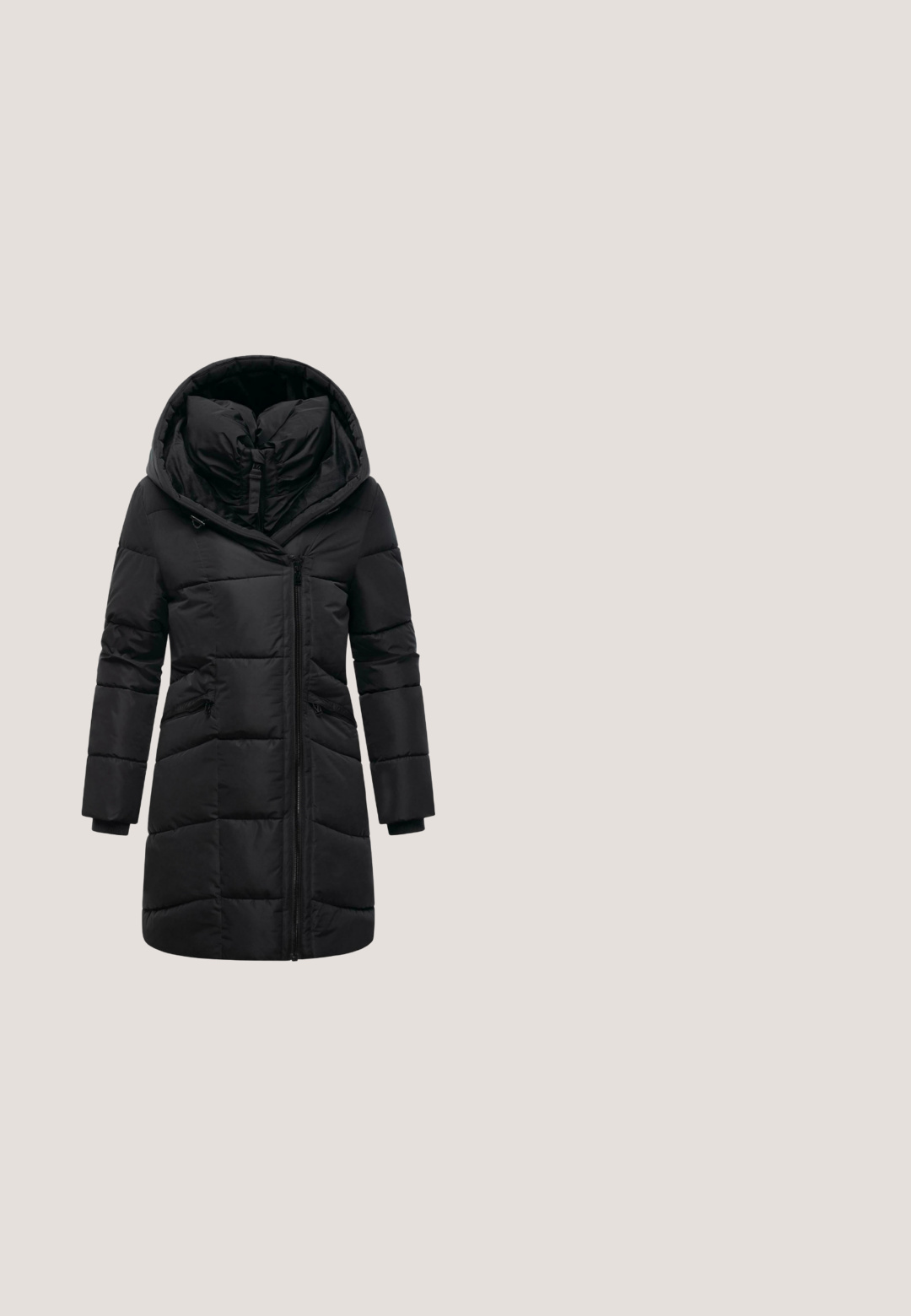 Chaqueta de plumas negra con capucha, con un diseño acolchado, cremallera frontal y dos bolsillos laterales con puños elásticos. Material ligero.; Suéter blanco de manga larga con cuello redondo y puños y dobladillo acanalados, exhibido sobre un fondo gris claro liso.; Pantalones de pierna ancha en color beige con cintura elástica. Textura suave, diseño minimalista y sin patrones visibles ni detalles de hardware.; Mocasines de cuero beige claro con un patrón texturizado, que presentan un acento de lazo y una suela de goma blanca gruesa con un ribete marrón.; Bolsa tote beige con patrón repetitivo del logo DKNY, dos asas para el hombro y bolsa desmontable a juego con una pequeña etiqueta con el logo DKNY.; Colgante de estrella de mar dorada en una cadena dorada retorcida, con superficies lisas y brillantes y cinco brazos distintos, presentando un diseño náutico.