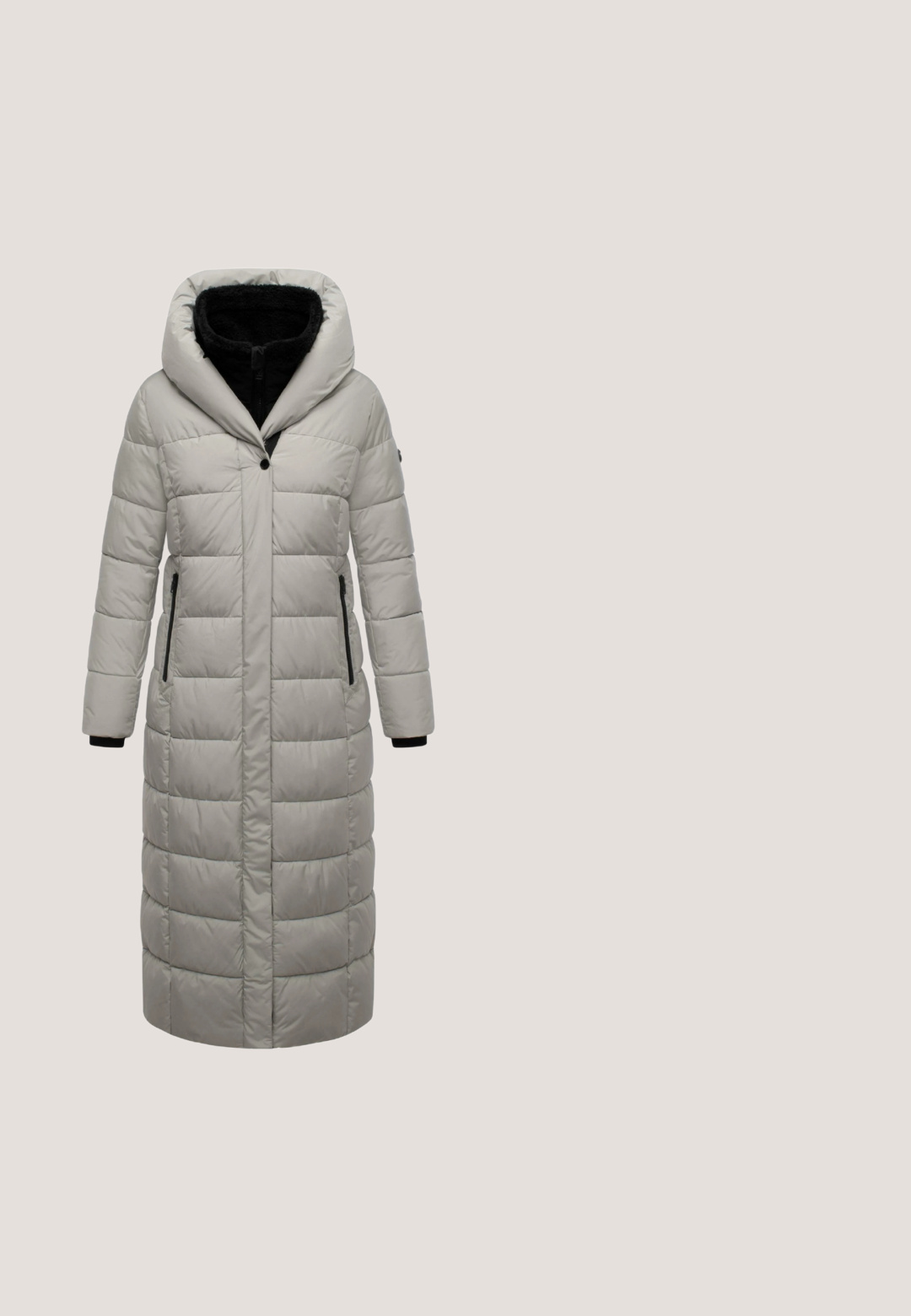 Pitkä harmaa toppatakki, jossa on huppu, vetoketjukiinnitys, napitus, kaksi sivutaskua ja ribbineulotut hihansuut. Matta pinta, tikattu rakenne.; Valkoinen crewneck-huppari, joka on valmistettu pehmeästä, tekstuurista kankaasta. Siinä on raglan-hihat ja lyhennetty helma. Minimalistinen muotoilu ilman kuvioita.; Musta pitkähihaisuus toppi ribbikankaasta, jossa on pyöreä pääntie ja viisi nappia edessä. Pieni brändilappu helmaosassa.; Vaaleanharmaat leveälahkeiset housut, joissa on etutaskut, vyölenkit ja käärityt lahkeet, aseteltuna tasaisesti valkoiselle taustalle.; Tummanharmaat nilkkurit, jotka on valmistettu mokkanahkamaalista. Niissä on pyöreä kärki, teksturoitu kumipohja ja vähäiset sauman yksityiskohdat.; Hieno kultainen ketjurannekoru, jossa on pieniä vihreitä ja kultaisia helmiä tasaisin välein, säädettävällä lukolla ja jatkettavalla ketjulla.