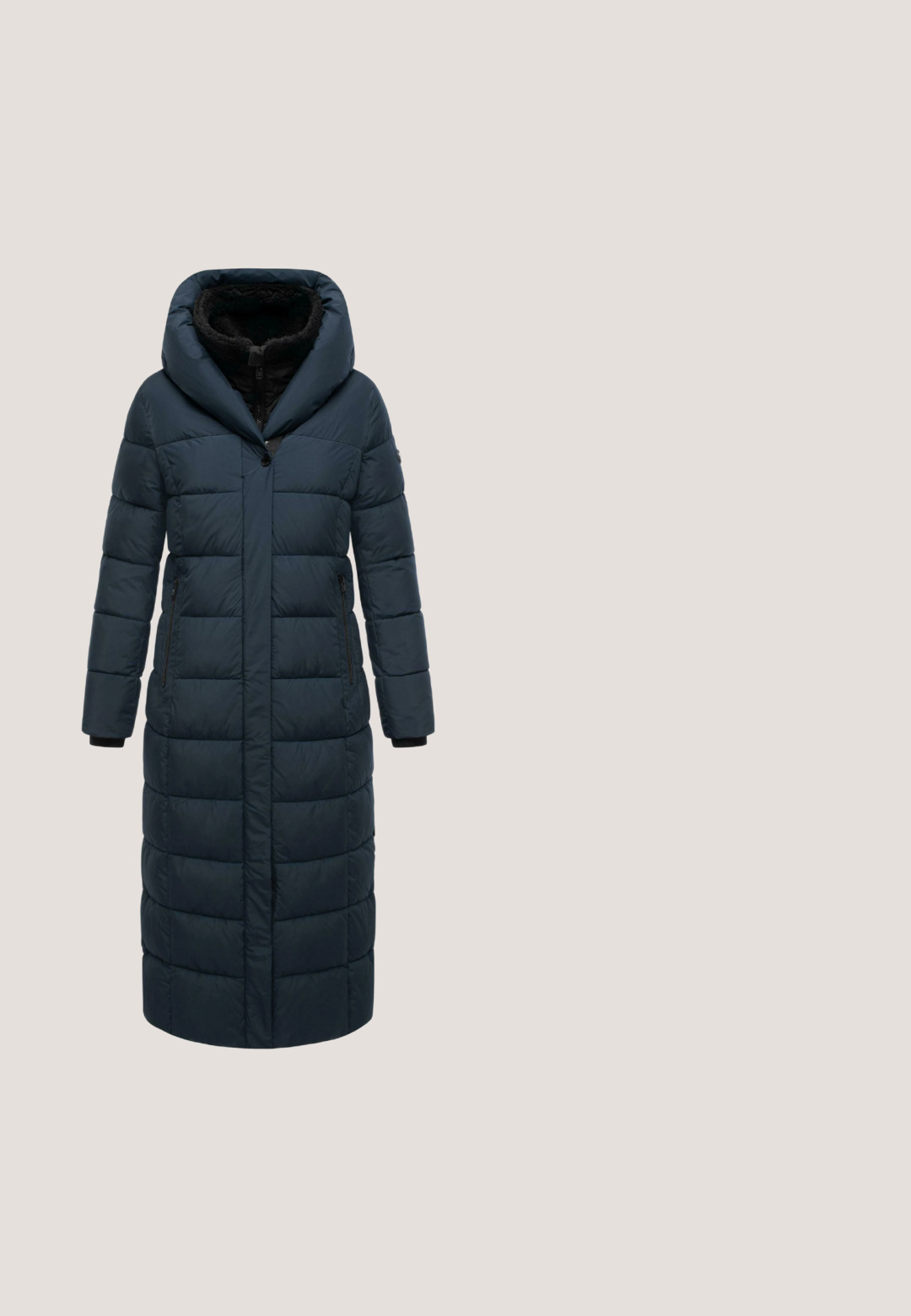 Manteau long matelassé navy avec une large capuche, texture matelassée, poches latérales et poignets côtelés ; présente une fermeture éclair à l'avant.; Pull à manches longues bleu marine en tissu texturé, avec un col rond et un petit logo brodé sur la poitrine.; Jean flare en denim bleu avec une taille mi-haute, présentant des surpiqûres décoratives, deux poches avant et une poche arrière en patch.; Baskets en daim bleu clair avec panneau latéral perforé, fermeture à lacets à l'avant, semelle intermédiaire blanche et semelle extérieure en gomme.; Petit sac à bandoulière en cuir bleu clair en forme de croissant, avec une bandoulière réglable et une fermeture éclair dorée, marqué « Lancaster Paris » en lettres dorées.; Boucles d'oreilles créoles en or avec des pendentifs en nacre blanche en forme de quadrilobe, présentées sur un fond blanc.