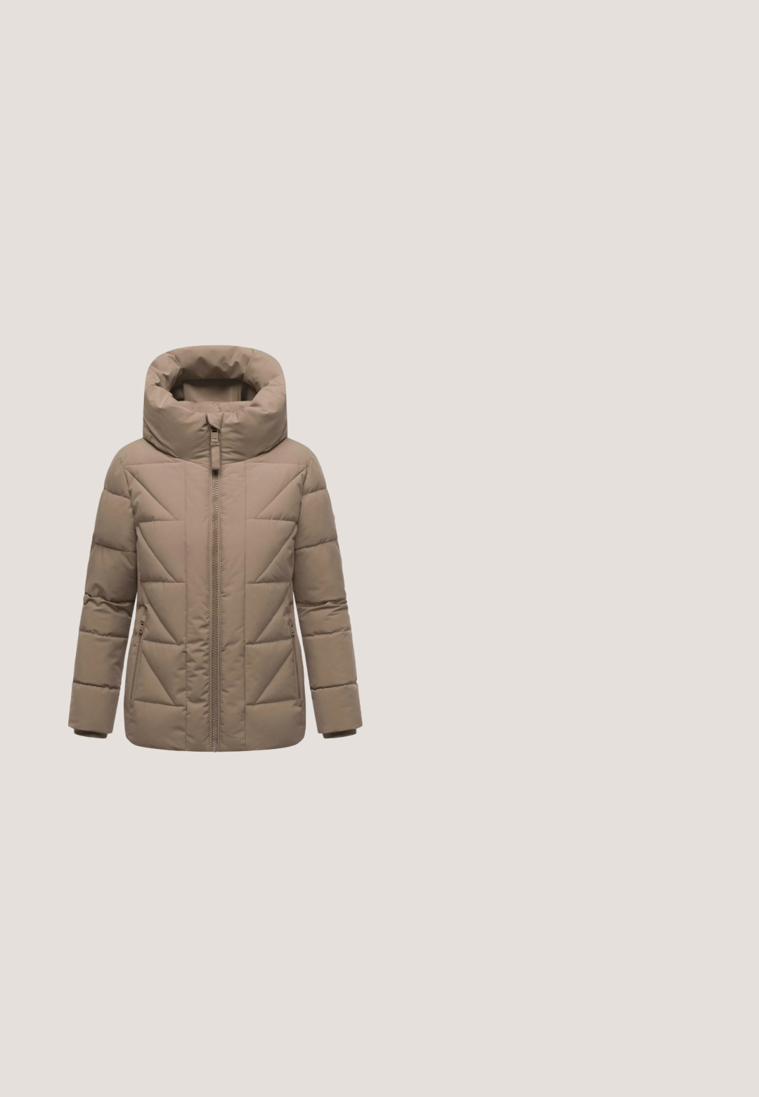 Beige pufferjakke med høj krave, frontlynlås og sidelommer. Har diagonalt quiltet mønster på ærmerne og kroppen.; Beige hættetrøje med lange ærmer, høj krave, hvide snore, front kængurulomme og lille "Swedemount"-logo på brystet.; Beige T-shirt med korte ærmer og rund hals i afslappet pasform, lavet af blødt stof, med en Street One-label indeni nakken.; Lysegrå sweatpants lavet af blødt stof, med en snor i taljen, to sidelommer og ribkant i benene. Enkel, funktionel design.; Beige slip-on sko med overdel i mesh-stof, gummiydersål, polstret krave og en strop ved hælen for nem påtagning. Subtil tekstur og designdetaljer.; Beige tote bag med polstret tekstur og dobbelte håndtag; har grå hardware og en label med "STUDIO BERLIN" på fronten.