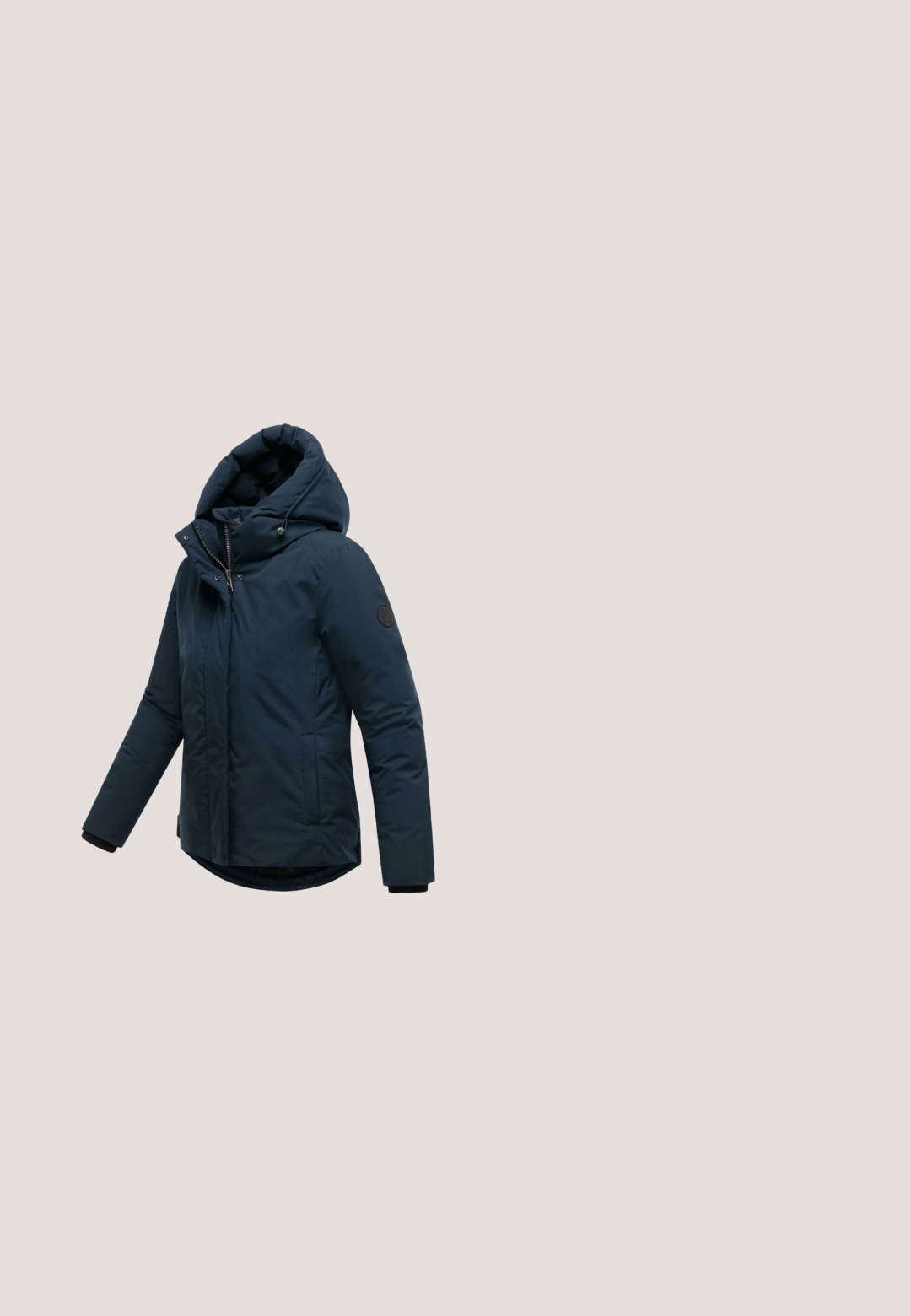 Marineblaue Daunenjacke mit hohem, gepolstertem Kragen, durchgehendem Reißverschluss und elastischen Bündchen. Sie hat einen leicht gewölbten Saum und keine sichtbaren Beschläge.; Hellblauer Pullover aus Baumwollstoff mit rundem Ausschnitt, langen Ärmeln sowie Bündchen an Ärmeln und Saum. Einfaches Design.; Geripptes Langarm-Oberteil in lebhaftem Blau mit Rundhalsausschnitt. Verfügt über ein kleines, gesticktes Logo auf der Brust. Weiches, dehnbares Material.; Helleblaue, weite Jeans mit hoher Taille, aus Denim-Stoff. Merkmale sind vordere Taschen und ein Knopfverschluss. Klassisches, lässiges Design.; Marineblaue Wildleder-Stiefelette mit Futter aus Fleece und heller Gummisohle, mit abgesteppten Nähten und hinterer Lasche auf einfarbigem Hintergrund.; Blaue, gesteppte Stofftasche mit zwei Griffen, große rechteckige Form, ausgestattet mit einer Fronttasche und einem Logodetail an der Seite.