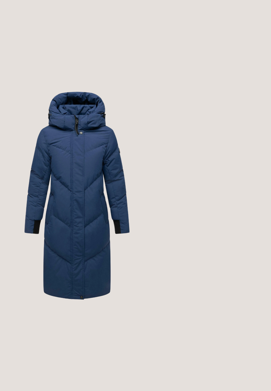 Marineblauer Steppmantel mit Kapuze, mit einem Reißverschluss, diagonalen Nahtmustern, elastischen schwarzen Bündchen und seitlichen Taschen.; Helles Creme-Turtleneck-Pullover mit türkisfarbigem geometrischen Muster. Er zeichnet sich durch einen lockeren Schnitt, gerippte Bündchen und eine weiche Textur aus.; Dunkelblaue, ausgestellte Jeans aus Denim mit hoher Taille, ausgestattet mit fünf Taschen und dezenten Steppnähten. Glatte Textur mit klassischem Design.; Braune Slipper mit einem weichen, weißen Kunstfellfutter, strukturierten Obermaterialien und einer geriffelten braunen Außensohle. Wrangler-Logo in der Nähe der Ferse.; Zwei braune Lederhandtaschen von GUESS, eine kleine Schultertasche und eine größere Tote mit hängendem Etikett, beide mit genarbter Struktur.; Ohrstecker in Goldoptik mit handförmigem Design und strukturierten Details. Sicherer Steckverschluss. Leicht und skulptural.