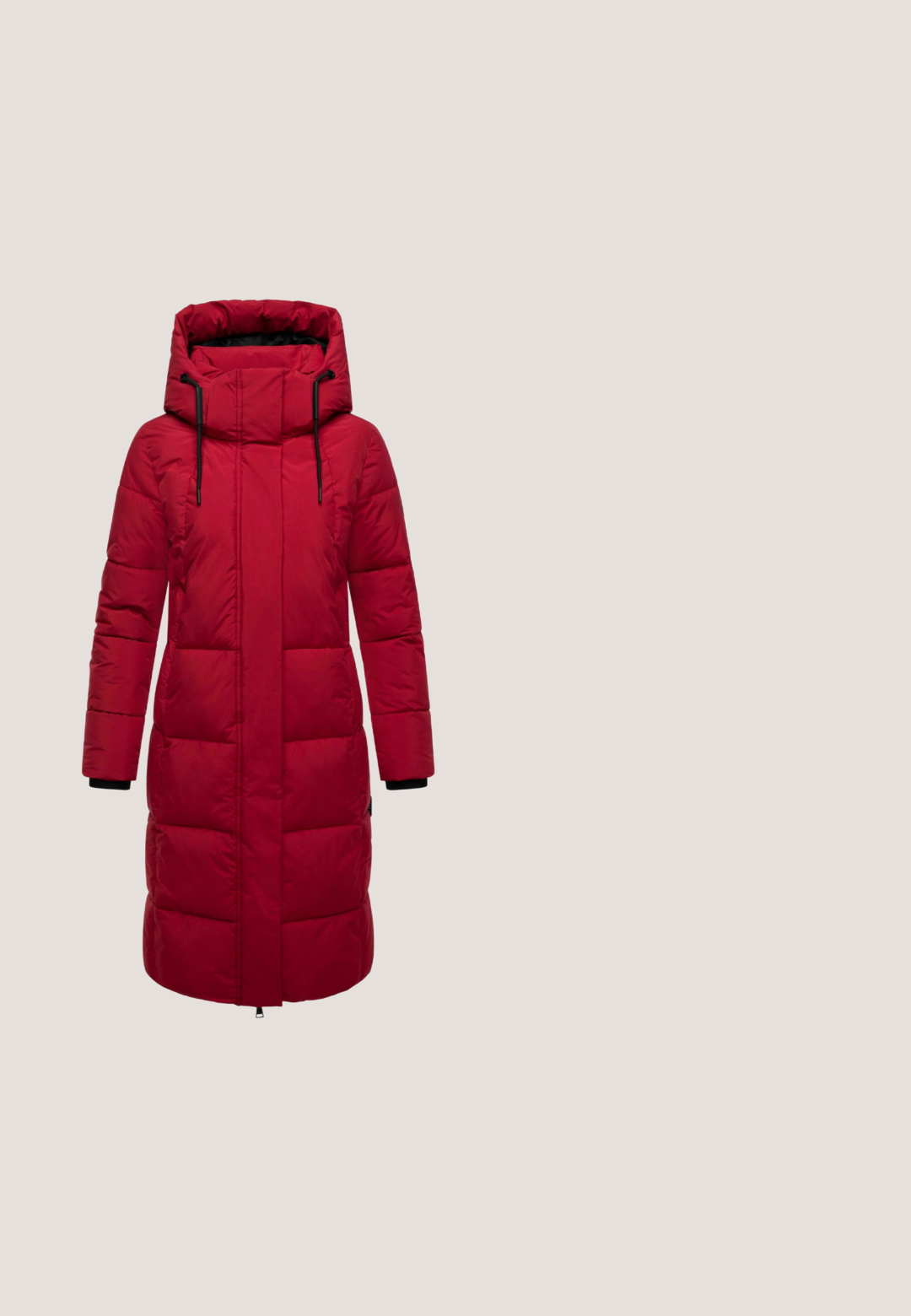 Rote gepolsterte Jacke mit hohem Kragen und Kapuze, ausgestattet mit kontrastierenden schwarzen Akzenten an den Ärmeln, präsentiert in gesteppten Abschnitten und geradem Schnitt.; Roter Strickpullover mit rundem Ausschnitt, überschnittenen Schultern und geripptem Saum. Verfügt über ein strukturiertes, grob gestricktes Muster überall.; Schwarze, ausgestellte Hosen aus glattem Stoff mit einem maßgeschneiderten Bund, vorderen Taschen und einem eleganten, minimalistischen Design.; Sportlicher Schuh mit einem pinkfarbenen Obermaterial aus Synthetik, das glänzende Akzente, Mesh-Details und eine weiße Gummi-Außensohle aufweist. Schnürverschluss und Logodetail auf der Zunge.; Schwarze Handtasche mit wellenförmiger Textur, einem geflochtenen roten Griff und Quasten. Sie hat eine geschwungene Form und ein glattes Innenfutter. Mittelgroß.; Rote Ohrstecker mit Strassstein-Schleife, hängenden goldfarbenen Stielen und jeweils zwei facettierten, kirschförmigen roten Perlen an jedem Ohrring.