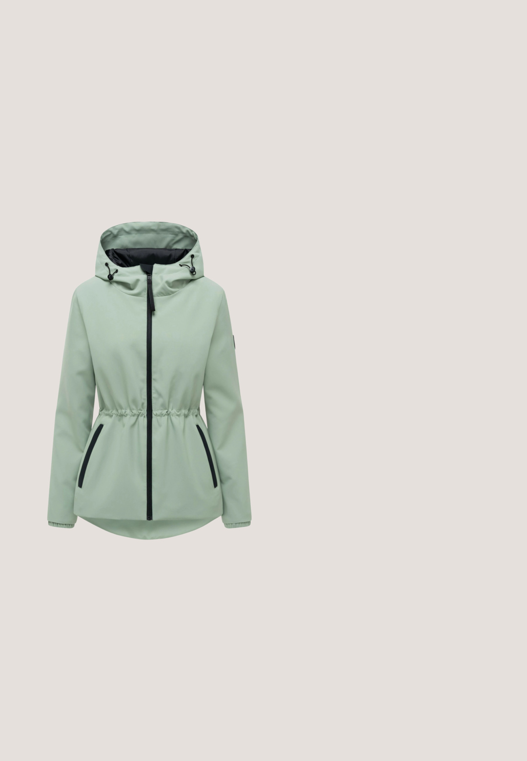 Lichtgroene capuchonjas met zwarte ritssluiting, verstelbare trekkoord in de taille, elastische manchetten en zijzakken met zwarte bies.; Zachte gebreide open-front cardigan in gedempte saliegroene kleur met lange geribde mouwen en een losse pasvorm.; Korte mouwen, lichtgroene t-shirt met een bloem- en halve maan grafiek. Zachte textuur met een relaxte pasvorm en omgerolde mouwen.; Lichtblauwe broek met een elastische tailleband, tapered leg ontwerp en een gladde textuur. Heeft een eenvoudige, strakke snit voor veelzijdige styling.; Lichtgroene gebreide sneaker met witte veters, beige rubberen zool, mosterdkleurig logo aan de zijkant en een paardenembleem op het hielstuk.; Grijze doorgestikte handtas met bovenhandvat, afneembare schouderriem, zilverkleurige hardware en turquoise aantrekkoorddetail aan één zijde.