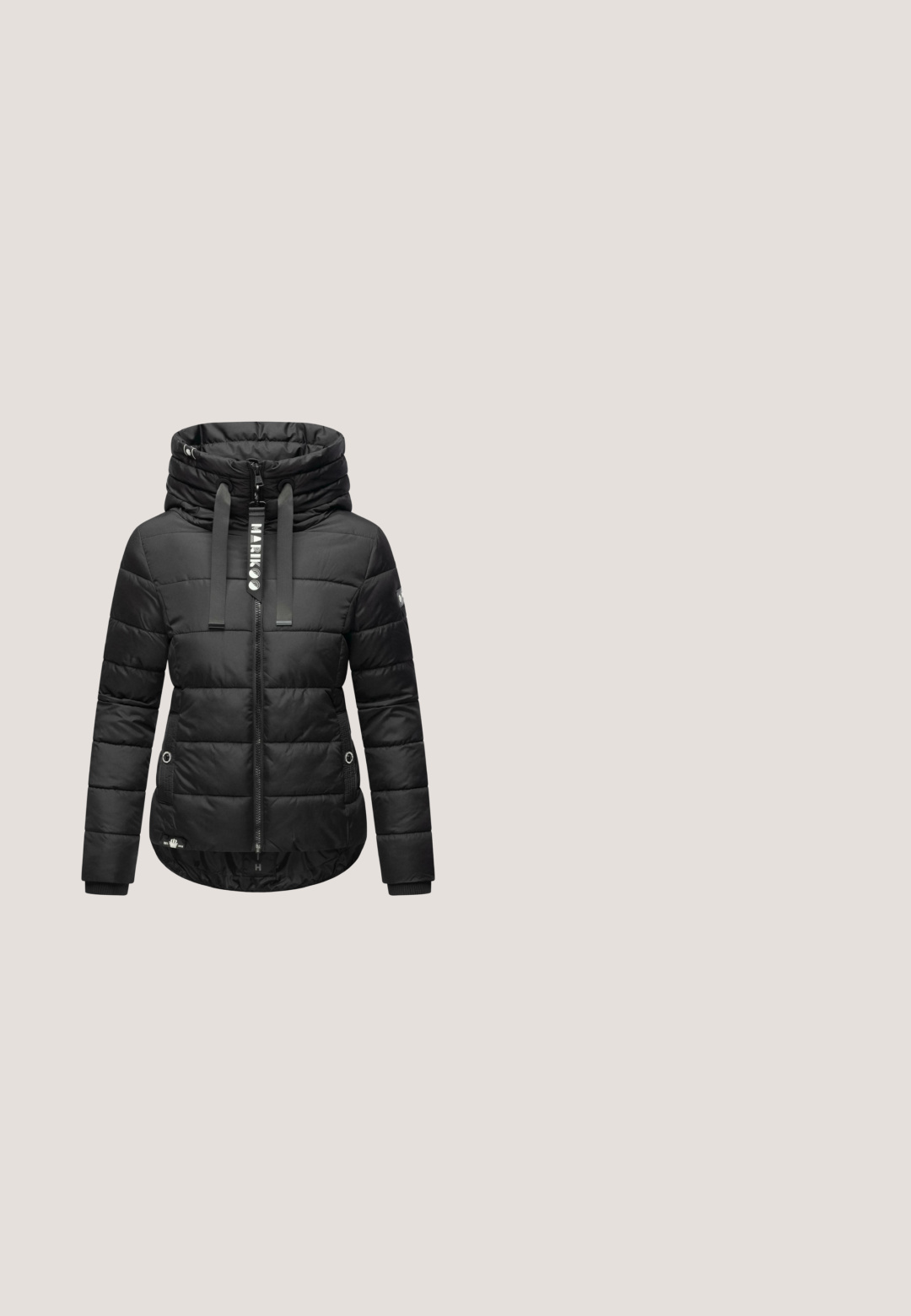 Schwarze gesteppte Damenjacke mit hohem, gepolstertem Kragen, Frontreißverschluss, Kordelzug und Seitentaschen mit Ösendetails.; Schwarzer Rollkragenpullover mit langen Ärmeln, kurzer Form, weichem Griff und Rippbündchen und -saum. Minimalistisch und einfarbig.; Dunkelblaue Bootcut-Jeans mit zwei vorderen Knöpfen, fünf Taschen und feinem Verblassen an Oberschenkeln und Knien.; Schwarze Leder-Stiefeletten mit runder Zehenpartie, hoher Schnürung, Metallösen und einer strukturierten Sohle für Traktion. Mit einer praktischen Zuglasche hinten.; Schwarze Lederhandtasche mit Reißverschluss, verstellbarem Tragegurt und Klappenfront. Mit einem silbernen Hardware-Akzent und glatter Oberfläche.; Roségoldene Ohrhänger mit einem Kreuzanhänger, glatter Textur und einem sicheren Verschluss. Das Design betont einen minimalistischen Stil und klare Linien.