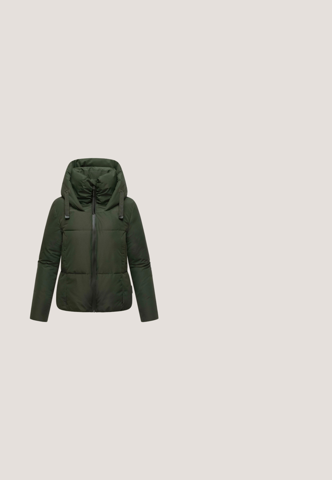 Mørkegrøn polstret jakke med høj krave og frontlynlås, lange ærmer og sidelommer, vist på hvid baggrund.; Olivengrøn pullover sweatshirt med høj krave, snøre lukning og ribbede manchetter, lavet af blødt, letvægtsstof.; Langærmet olivengrøn rullekrave med tætsiddende pasform, vist på en hvid baggrund.; Olivengrøn cargo-bukser lavet af blødt stof, med to frontlommer, plisseret design og manchetter med justerbare fastgøringer.; Caprice Vinterstøvler - khaki comb; Mørkegrøn quiltet håndtaske med top-hanke, frontlynlåslomme, aftagelig rem og en lille plysbjørn som nøglevedhæng.