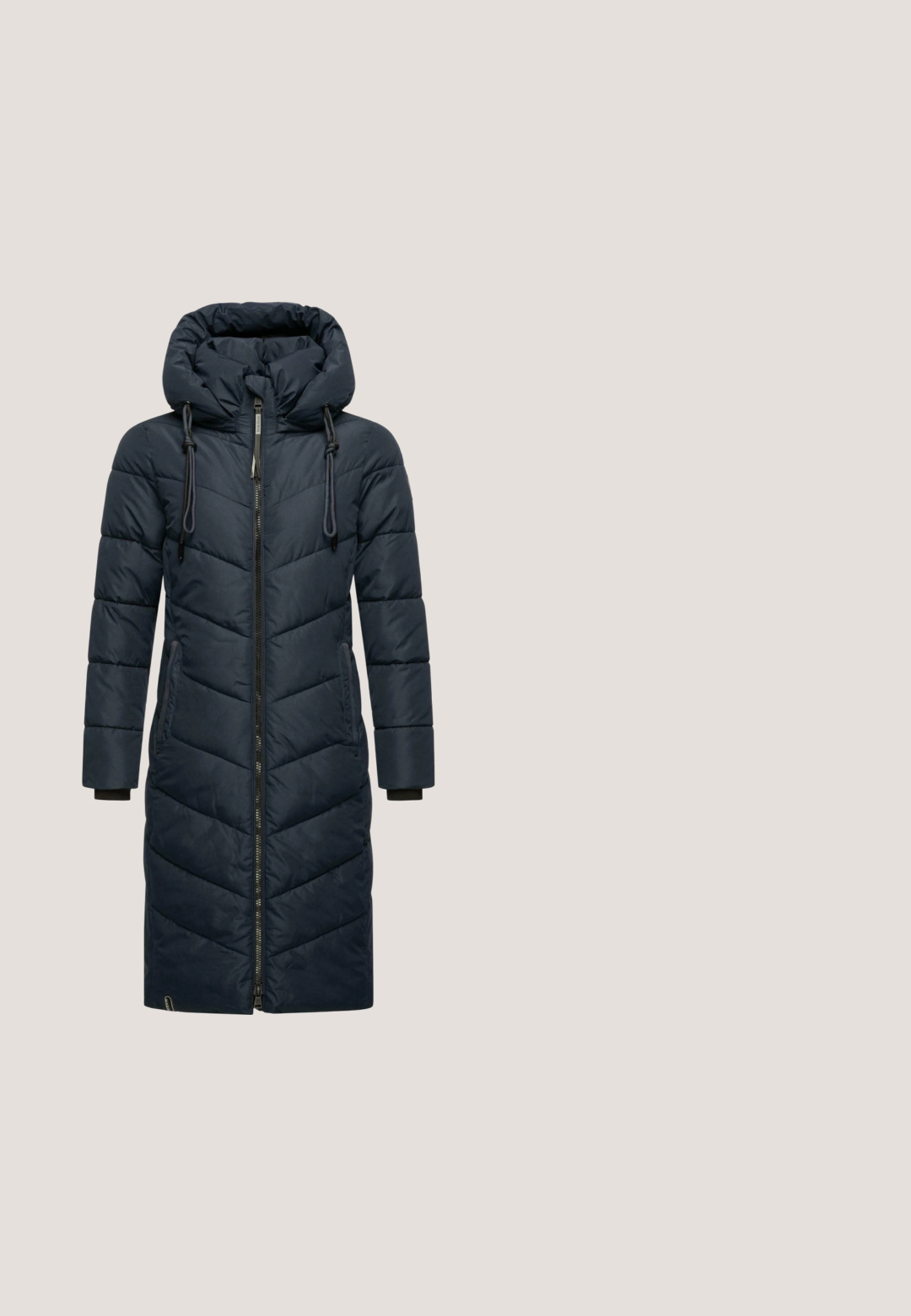 Langer dunkelblauer gesteppter Wintermantel mit Kapuze, Frontreißverschluss, Kordelzügen und Seitentaschen, für kaltes Wetter konzipiert.; Helles rosa Sweatshirt mit langen Ärmeln aus weichem Material. Mit einem kleinen gestickten Herz auf der linken Brust. Rippbündchen am Kragen und an den Ärmeln.; Hellblaue Jeans aus Denim mit geradem Bein, Fünf-Taschen-Design und gesticktem Detail an den Nähten. Mit Knopf- und Reißverschluss.; Sportsneakers mit einem oberen Teil aus grauem und hellviolettem Mesh, cremefarbenen Schnürsenkeln, einer dicken beigen Zwischensohle und einer schwarzen Gummilaufsohle. Auffällige Designelemente sind schräge Akzente und Belüftungsfelder.; Grüne Stofftasche mit zwei Fronttaschen und blauer Etikette. Verfügt über stabile Träger und eine rechteckige Form. Glatte Textur.; Silberne Armkette mit abwechselnd glatten und strukturierten Gliedern, ausgestattet mit einem Karabinerhaken und einer verstellbaren Verlängerungskette zur Größenanpassung.