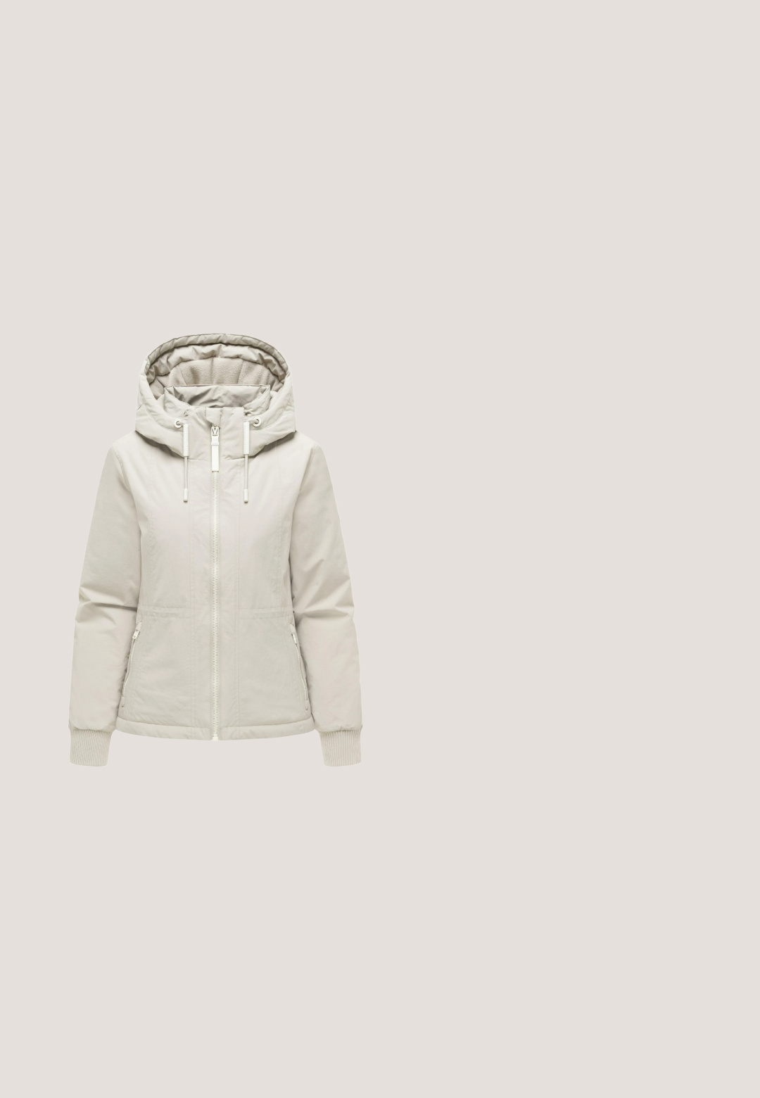 Hellbeige Kapuzen-Winterjacke mit Frontreißverschluss, zwei seitlichen Reißverschlusstaschen und gerippten Bündchen an den Ärmeln.; Beige Strickjacke mit V-Ausschnitt, ausgestattet mit rot und navyblau gestreiften Rippdetails am Kragen, an den Bündchen und am Saum, sowie fünf vorderen Knöpfen.; Weißes T-Shirt mit kurzen Ärmeln und Rundhalsausschnitt, vorne und an den Ärmeln mit einem dezenten Muster aus horizontalen, perforierten Streifen.; Blaue Jeans aus Denim mit geraden Beinen, vorne Knopf- und Reißverschluss sowie vordere und hintere Taschen, vor weißem Hintergrund dargestellt.; Beige Sport Schuhe mit einem strukturierten Mesh-Obermaterial, glattem Gummisohle und minimalistischer Gestaltung. Enthält Schnürverschluss vorne und gepolsterten Kragen.; Cremefarbene Umhängetasche mit Frontreißverschlusstasche, braunem Leder-Reißverschlussanhänger, verstellbarem braunem Stoffriemen und kleinem, eingeprägtem Logo.
