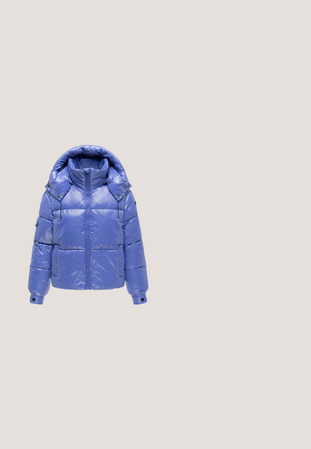Blau glänzende gesteppte Winterjacke mit hohem Kragen, abnehmbarer Kapuze, Frontreißverschluss, Seitentaschen und Druckknopfmanschetten.; Langärmliges, blaues Sweatshirt aus Baumwolle, mit einem auffälligen weißen Grafiktextdesign auf der Vorderseite sowie einem gerippten Halsausschnitt und Bündchen.; Türkise Jogginghose aus weichem Stoff, mit elastischem Bund und Kordelzug sowie zwei seitlichen Reißverschlusstaschen.; Blauer Veloursleder-Sneaker mit zwei pinken Seitenstreifen, hellbrauner Sohle, weißer Fersenlasche und pinker Zunge, von der Außenseite betrachtet.; Helle blaue DKNY New York Canvas-Handtasche mit kurzen Griffen und langem, abnehmbarem Riemen auf neutralem Hintergrund.; Silbernes Halsschmuckstück in "V"-Form mit blauen und klaren Kristallen, strukturierte Kette, verstellbare Länge mit Karabinerverschluss.