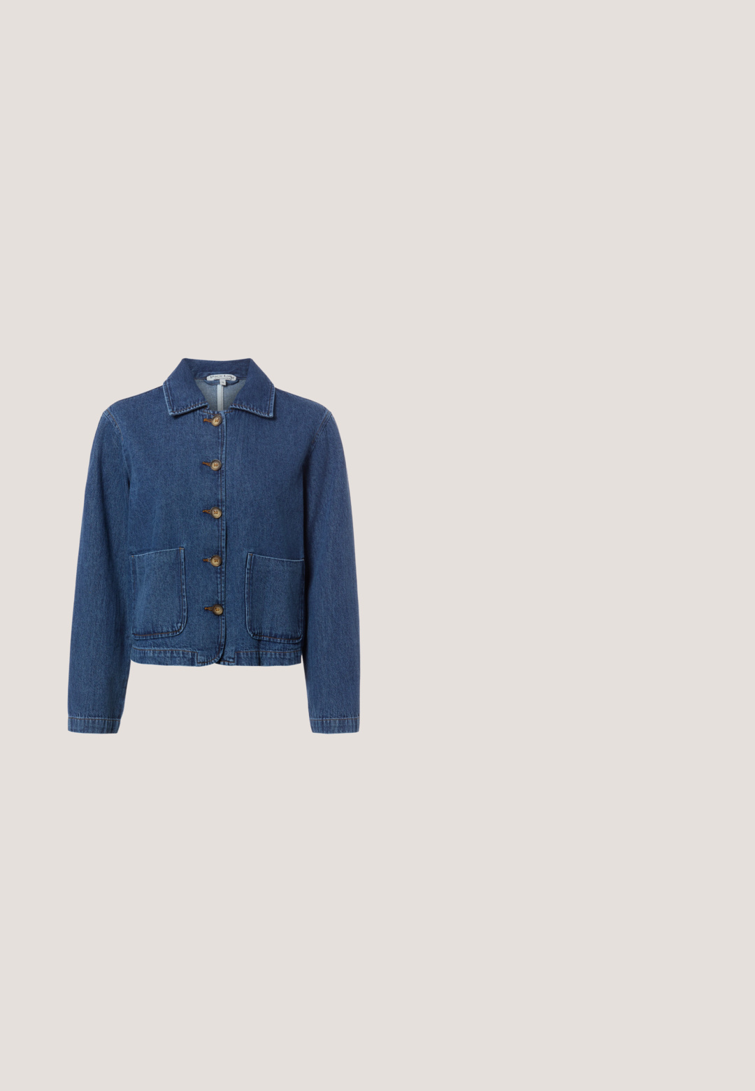 Blauwe spijkerjas met lange mouwen, vijf bruine knopen aan de voorkant, twee grote voorzakken en een puntige kraag.; Denim overall met een voorkeursritssluiting, kraag, korte omgeslagen mouwen en een tailleband. Rijke blauwe kleur met zichtbare stiksels en wijde pijpen.; Denim sneakers met een lichtblauwe bovenkant, witte accenten en een gestructureerde beige rubberen zool. Vetersluiting met een gevoerd kraagje.; Vierkante zonnebril met een schildpadpatroon, bruin gradient glazen, dikke kunststof montuur en gebogen armen. Geen zichtbare merknaam.; Crèmekleurige draagtas met verticale marineblauwe strepen en twee schouderbanden, gemaakt van geweven stof.; Oorbellen van metaal met een goudtint, gevormd als gedraaide linten die in knopen zijn gestrikt, met een gladde, gepolijste afwerking en een creoolstijl.