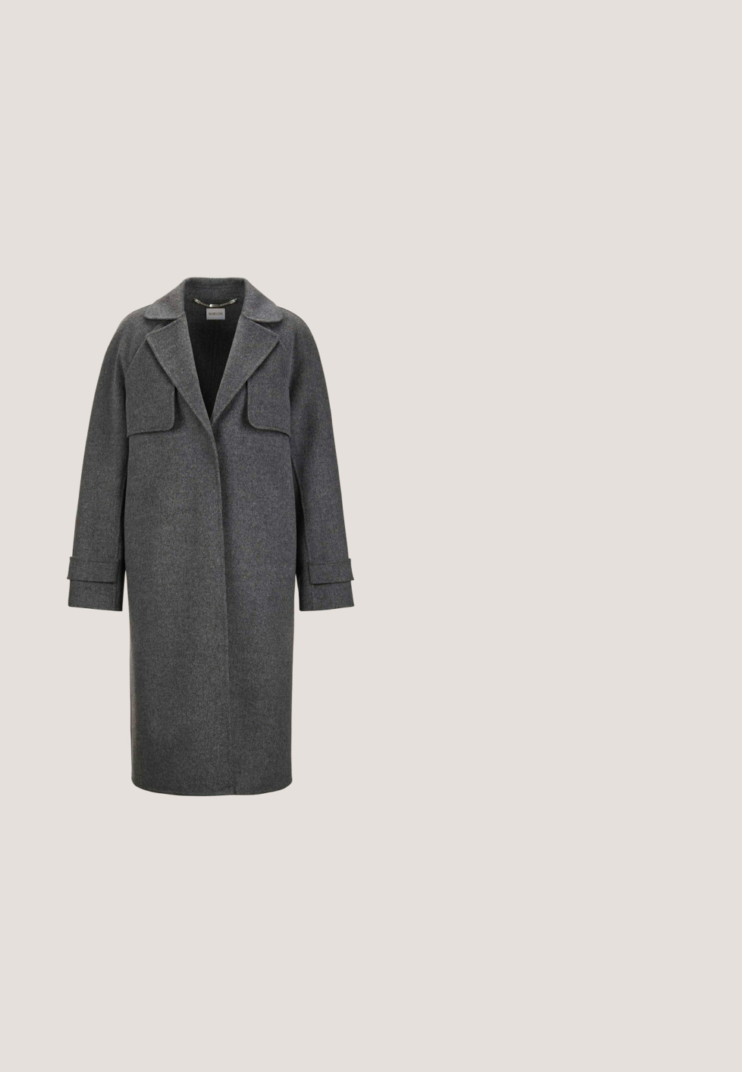 Grau Wollmantel mit Reverskragen, doppelten Fronttaschen und aufgeschlagenen Ärmeln. Verfügt über einen geraden Schnitt und strukturierte Stoff.; Helles lavendelfarbenes Rollkragenpullover aus weichem, geripptem Strick. Mit langen Ärmeln und einem lässigen Schnitt sowie einem Rollkragen. Glatte Textur, minimale Details.; Schwarzes Blumenkleid mit Kragen, langen transparenten Ärmeln und tailliertem Schnitt. Verfügt über weiße Blumenmuster und einen fransigen Saum.; Schwarze Leder-Stiefel bis zum Knie mit Blockabsatz, ausgestattet mit drei dekorativen Knöpfen auf der äußeren Seite und kontrastierenden Nähten.; Schwarze Lederhandtasche mit einem gesteppten Design, goldener Kettenriemen und einem dekorativen Ring mit zwei Vogelapplikationen auf der Vorderseite.; Goldene herzförmige Ohrringe mit einer glatten, glänzenden Oberfläche und einem leicht geschwungenen Design. Beide sind mit einem polierten Finish versehen, das einen reflektierenden Look erzeugt.