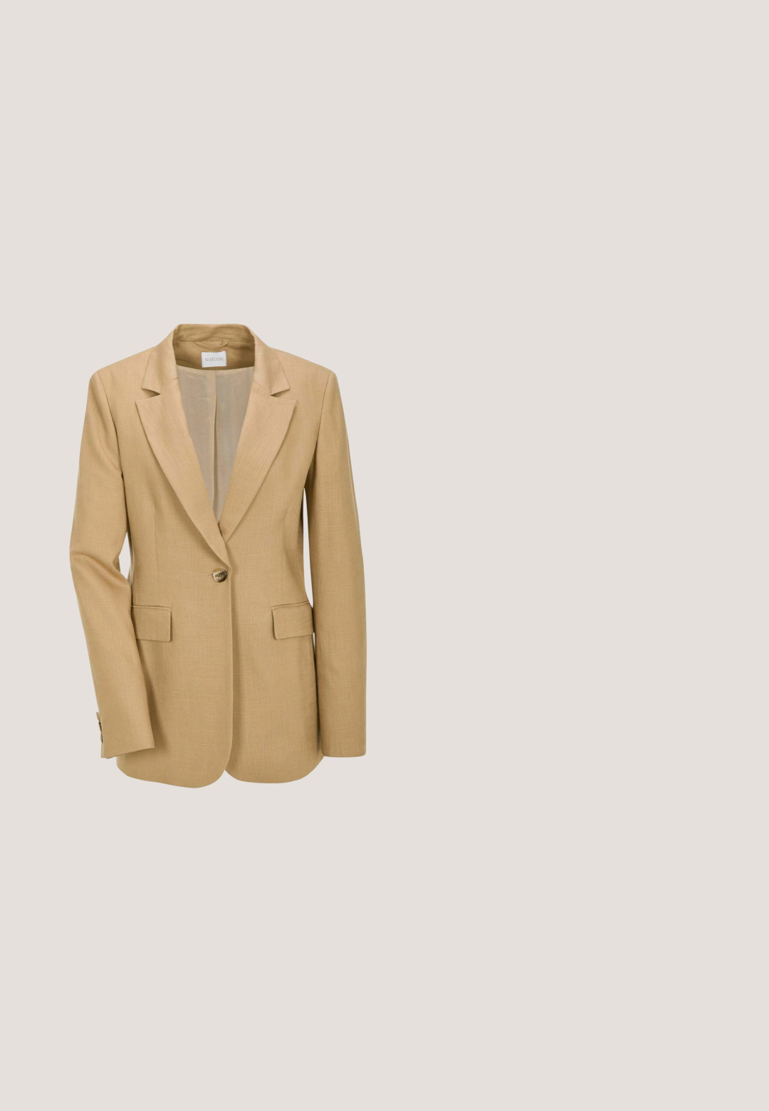 Blazer beige avec un col cranté, une fermeture à un bouton et deux poches avant. Tissu lisse, coupe ajustée et épaules structurées.; Gros plan sur un tissu blanc à rayures horizontales rouges et bleu marine rencontrant un tissu bleu marine au niveau d'une petite fente latérale.; Jean large taille haute bleu clair avec fermeture à bouton, poches avant, passants de ceinture et détails légèrement décolorés.; Mocassins en cuir noir avec un bout arrondi, accent nœud et semelle en caoutchouc texturé. Talon bloc légèrement surélevé pour une hauteur et une stabilité accrues.; Foulard en soie carré plié en spirale avec des rayures arc-en-ciel colorées et des motifs abstraits de soleil et de fleurs sur fond jaune moutarde.; Sac bandoulière en cuir marron avec fermeture à rabat et emblème logo ovale en métal doré centré sur le devant.