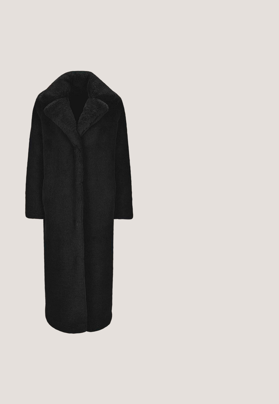 Zwarte lange jas van zacht, pluizig materiaal. Heeft een brede sjaalkraag, open voorkant en losse mouwen voor een comfortabele pasvorm.; Zwarte, vloerlange jurk met dunne bandjes, een gedrapeerd lijfje en een uitlopende rok van gestructureerde, glinsterende stof.; Zwarte suède hoge hakken met een puntige neus, een gladde textuur en een slanke silhoeet; beschikt over een stilettohak en een minimalistisch ontwerp.; Zwarte zonnebril met een vierkant frame, gradiënt grijze lenzen en metalen logo-accenten op de veren. Beschikt over een glanzende afwerking en stevige constructie.; Zwarte clutchtas met een gladde textuur, voorzien van zilveren studs in lijnen die vanuit het midden stralen, met een metalen zilveren sluiting en kettinghengsel.; Zilveren armband met meerdere heldere kristallen in verschillende vormen en maten, met een gestructureerd oppervlak en clusterontwerp.