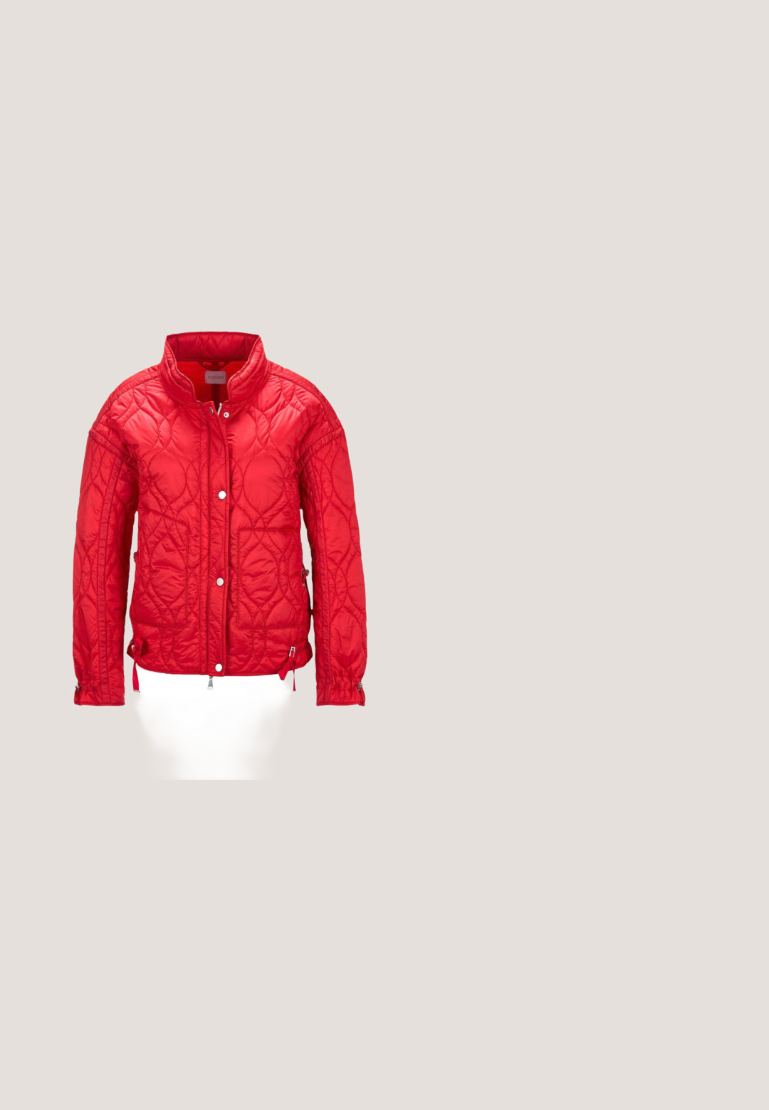 Rode gewatteerde jas van glanzend materiaal, met een staande kraag, drukknoopsluiting, twee voorzakken en verstelbare trekkoorden aan de onderkant.; Rode linnen blouse met een ronde halslijn, lange mouwen en een gathering met trekkoord aan de onderkant. Effen structuur zonder zichtbare patronen of accenten.; Rode joggingsbroek van zachte stof, met een elastische tailleband met trekkoord, twee voorzakken en een rechte pasvorm.; Rode suède slingback-schoen met een spits toelopende neus en een kleine houten hak. Gladde textuur en minimalistisch ontwerp. De achtergrond bevat verticale lijnen.; Rode naar amber kleurverloop plastic zonnebril met grote rechthoekige monturen, bruin getinte lenzen en kenmerkende zijaccenten.; Rode lederen crossbody tas met een gladde textuur, klepafsluiting, cirkelvormige metalen accent en verstelbare schouderriem. Compact en gestructureerd ontwerp.
