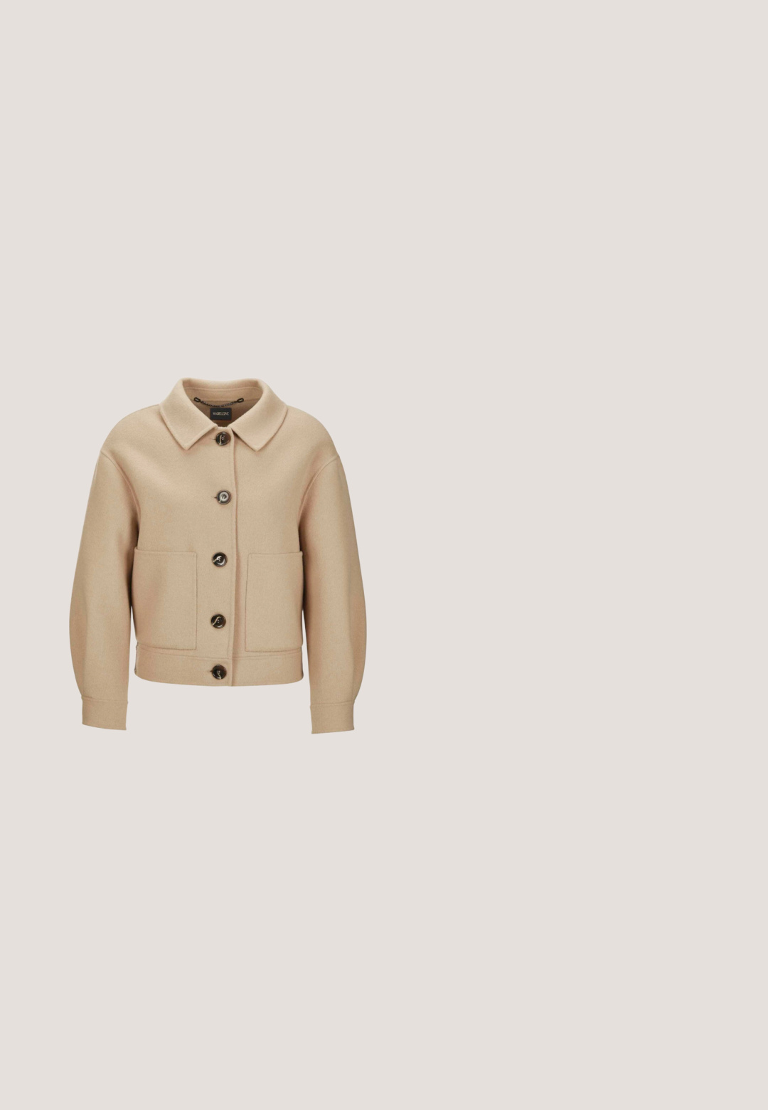 Beige, wollen blazer met een kraag, knoopsluiting aan de voorkant, twee grote zakken en lichtgekrulde mouwen. Stevige textuur.; Beige gebreide trui met korte mouwen, ronde hals en zichtbaar merkembleem "Pieszak" aan de binnenkant van de kraag.; Lichtroze broek van een zachte, soepele stof. Voorzien van een knoopsluiting, rechte pijpen en zonder zichtbare patronen of accenten.; Beige slingback hak met een zwarte lakleder teenkap, vierkante blokhak en een verstelbare band met gesp. Gladde textuur overal.; Beige leren handtas met een enkele schouderband en gouden kettinkdetail, compact en rechthoekig met subtiele merktekst aan de voorkant.; Gouden ketting met een delicate schakel, voorzien van een kersbloesemhanger versierd met kleine heldere kristallen. Sluiting met een kreeftsluiter.