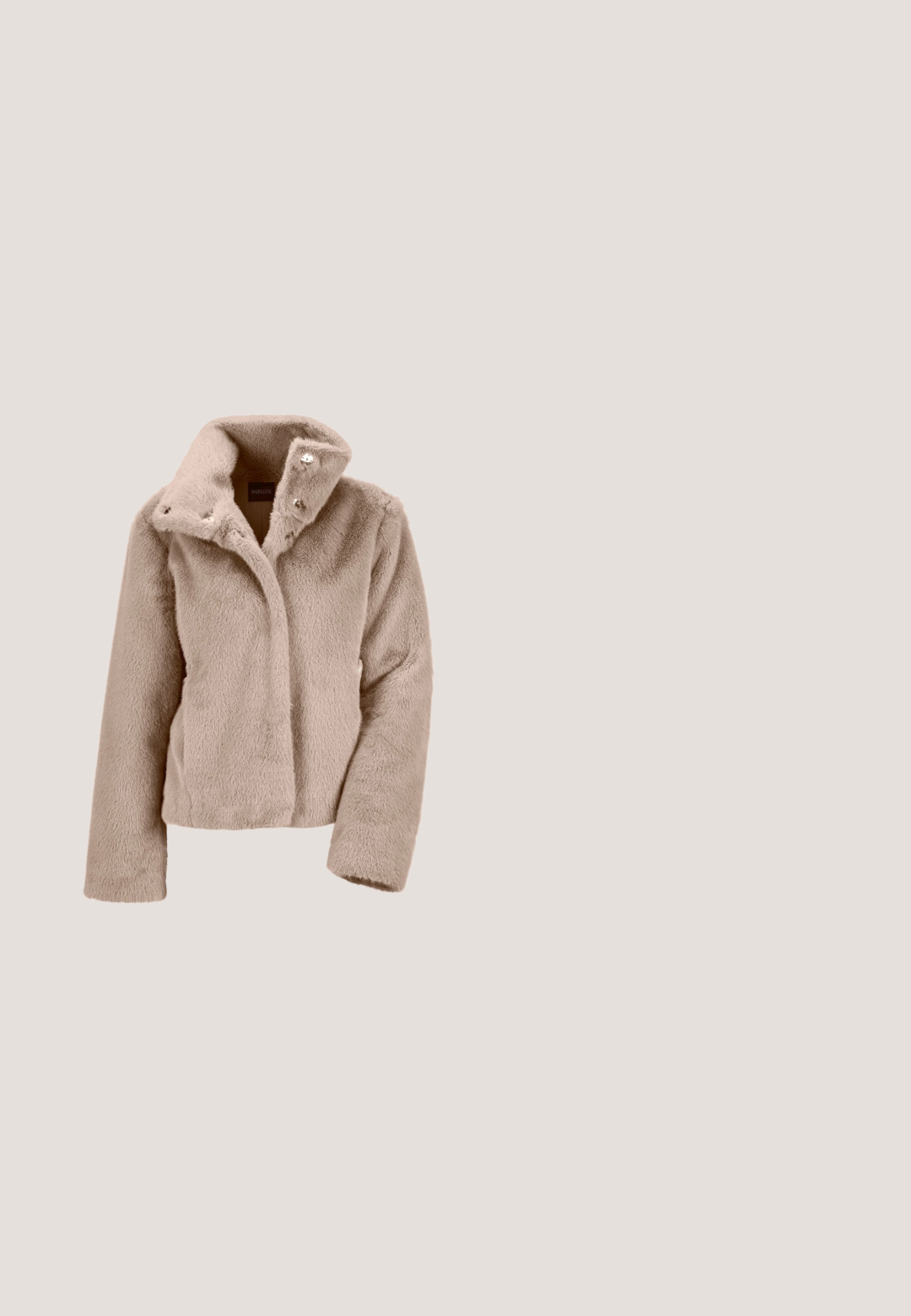 Veste en fausse fourrure beige avec col montant et fermeture à boutons-pression dissimulés, présentée sur un fond uni.; Pull beige à manches longues et col rond. Tissu tricoté doux et léger avec une texture lisse. Design simple et classique avec un minimum de détails.; Jupe en tricot beige longueur genoux avec un design uni et une large ceinture, présentée sur fond blanc.; Botte haute en daim beige avec un design décontracté, un bout arrondi et un talon en bois massif. Texture lisse avec des détails de couture minimaux.; Sac à main Guess marron avec motif monogramme, doubles poignées, bandoulière amovible et détails du logo et de la quincaillerie dorée.; Anneau en bande d'or orné de trois rangées de petits pierres précieuses brunes, gravure intérieure indiquant "GUESS."