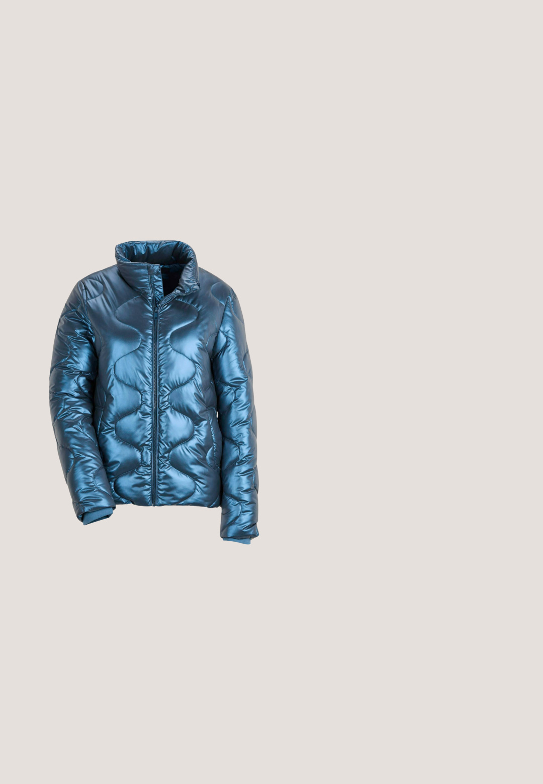Gevoerde, glanzende teal pufferjack met een hoge kraag, ritssluiting aan de voorkant en licht elastische mouwen. Heeft een golvend stiksels ontwerp.; Lichtblauw T-shirt met korte mouwen en de tekst "inspired by nature" gedrukt in een mix van witte en groenblauwe letters op de borst.; Blauwe denim jeans met een elastische tailleband, voorzien van twee voorkruiszakken en een recht gesneden ontwerp. Zachte textuur en klassieke pasvorm.; Zwarte leren loafers met blokhak, een puntige neus en een goudkleurig metalen detail aan de voorkant, voorzien van een gladde textuur en een minimalistisch ontwerp.; Zwarte leren totebag met een gestructureerde afwerking, twee handvatten en een trekkoordsluiting. Heeft een zilveren accent van de letter "P".; Draaide oorbellen met verweven gouden en zilveren tinten en een gepolijste afwerking, met een gevlochten textuur en een sluiting.