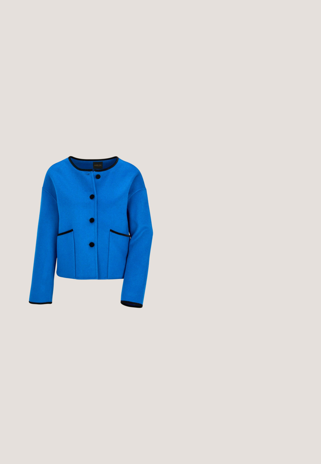 Blauwe wollen jas met zwarte afwerking, ronde halslijn, knoopsluiting aan de voorkant en twee vo zakken, weergegeven tegen een effen achtergrond.; Blauw en zwart langemouwen shirt met een geometrisch gestreept patroon, met afwisselend dikke en dunne strepen, knoopsluiting aan de voorkant en kraag.; Blauwe wijdvallende broek van gladde stof, met een hoge taille, plooien aan de voorkant en een nette afwerking aan de onderkant.; Blauwe leren damesschoen met sleehak, puntige neus en lage hak, weergegeven in zijaanzicht op een witte achtergrond.; Blauwe leren handtas met een gestructureerd ontwerp, bovenhandvat en een klepsluiting. Beschikt over een gestructureerde oppervlakte en een eenvoudige, elegante vorm.; Blauwe plastic hoepel oorbellen met een glanzende afwerking, voorzien van een gouden sluiting en een zachte, gebogen vorm. Eén oorbel heeft een spitse vorm.