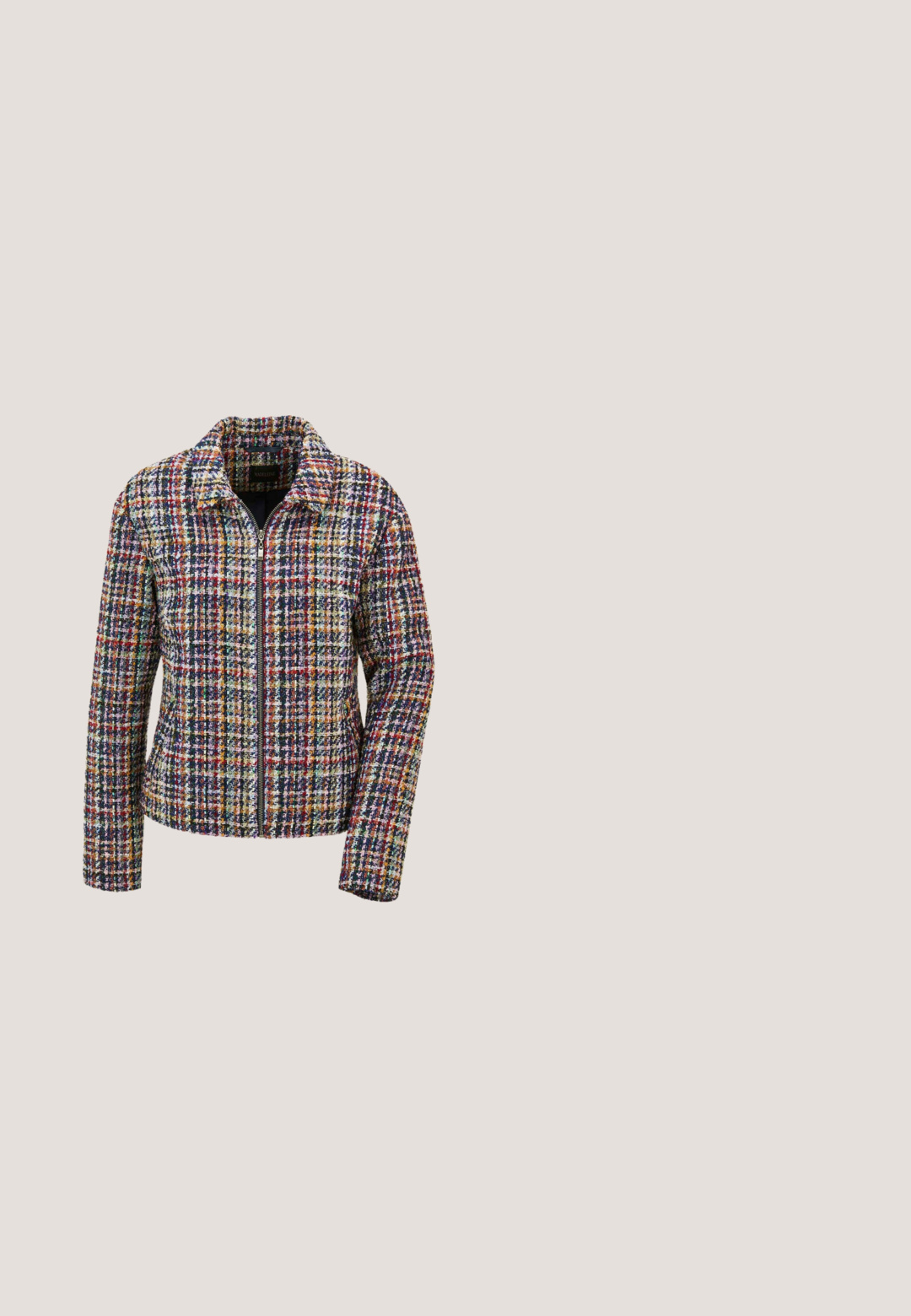 Meer kleurige tweedjas met voorrits, lange mouwen en een klassieke kraag in een geruit patroon van rood, marineblauw, geel en wit.; Camelbruine kabelgebreide mouwloze V-hals trui met Polo Ralph Lauren label en klein geborduurd logo op de voorkant.; Wit overhemd met lange mouwen en knoopsluiting, gemaakt van stof met een lichte textuur. Voorzien van een borstzak met een klein geborduurd logo en een klassieke kraag.; Beige geplooide rok met een brede tailleband en een donkere rand bovenaan, knielengte met gelijkmatig verdeelde verticale plooien.; Donkerbruine leren loafer met franjes, lage hak en gestikte zool, vanaf de zijkant getoond op een neutrale achtergrond.; Bruine leren handtas met gouden RLL-logo, bovenhandvat, afneembare schouderriem en een klein aangehecht leren label.