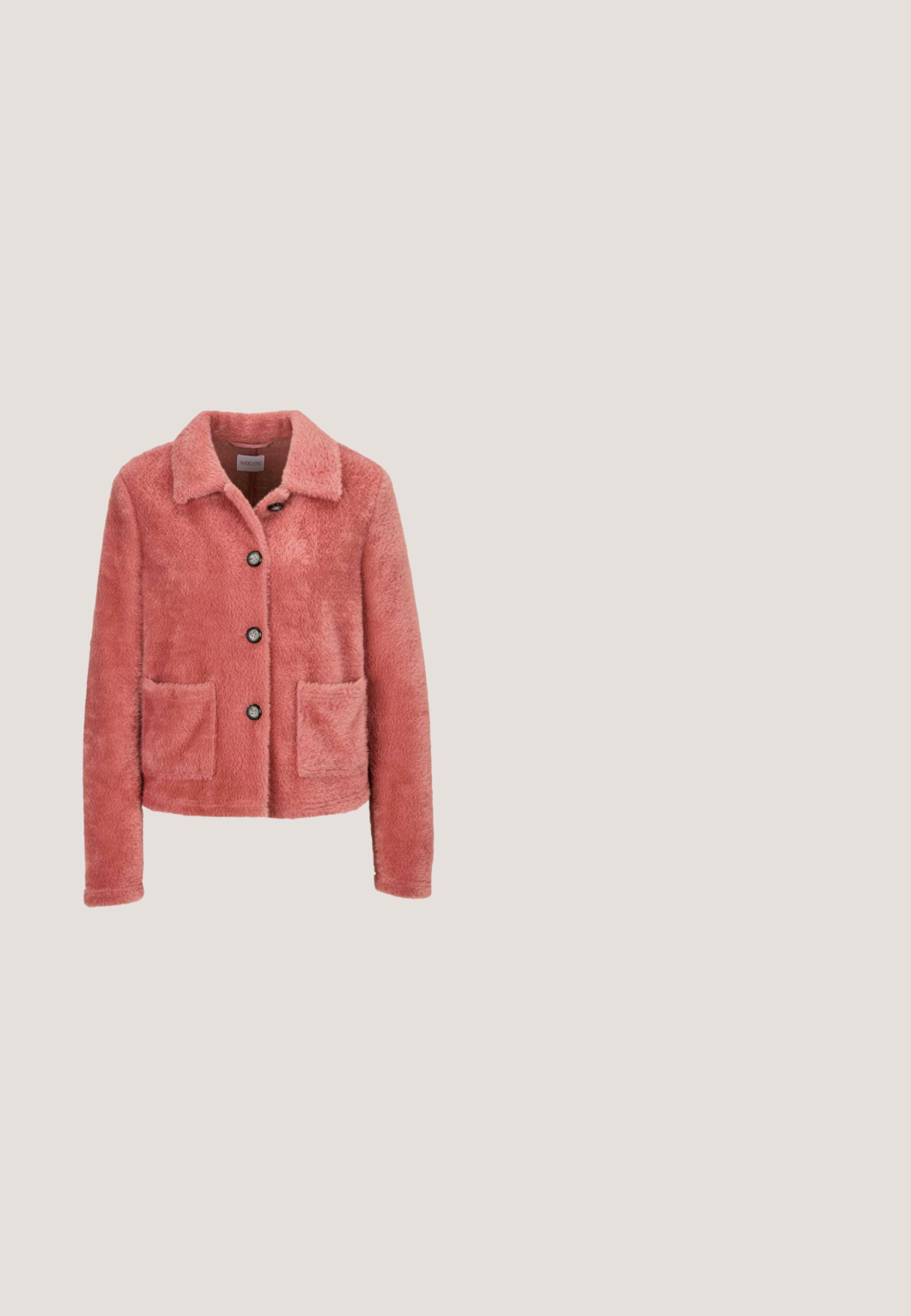 Roze pluizige jas met lange mouwen, drie knopen aan de voorkant, twee vierkante voorzakken en een brede kraag.; Lang, loszittend, felroze jurk met verticale plooien, ronde halslijn en lange mouwen; heeft rafelige mouwen en zoomranden.; Roze slingback hiel met een spitse neus, van suede materiaal, versierd met grote edelstenen, en een hak van gemiddelde hoogte.; Ovaalvormige zonnebril met roze gradientlenzen, gouden metalen monturen en een klein Swarovski-logo op de rechterlens.; Roze leren handtas met bovenhandvat, gouden "M" logo sluiting en brede verstelbare roze stoffen band met "Marc Ellis" merk.; Gouden oorknopjes in de vorm van roze strikjes met kleine roze edelstenen op elke strik.