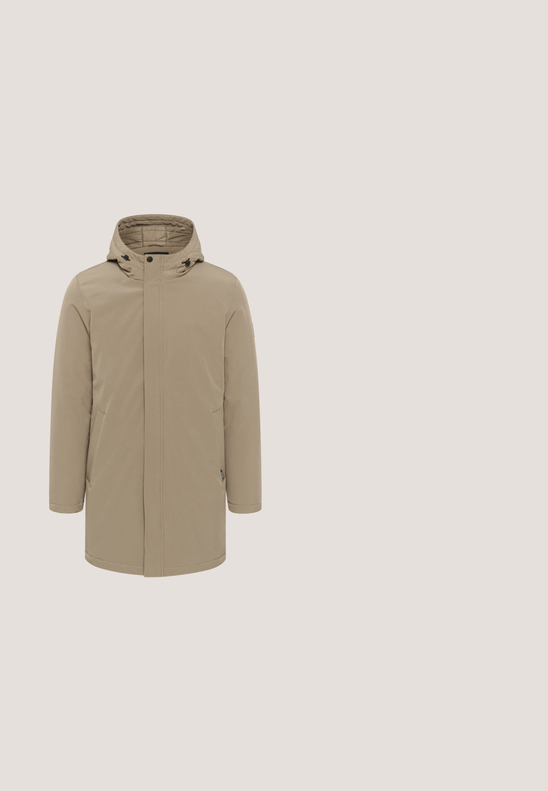 Beige vandtæt frakke med hætte, frontlukning med trykknapper og to sidelommer. Har en glat overflade og et minimalistisk design.; Beige striktrøje med fuld lynlås med ribkant ved kant, manchetter og krave, med en tovejs sølvlynlås foran.; Kortærmet polo-shirt med en cremefarvet bund og et palmebladsmønster i nuancer af brunt, afsluttet med en kontrasterende krave og knapper.; Beige bomuldsbukser med lige pasform, forlommer og en enkelt metalknap til lukning. Glat tekstur med minimale syningsdetaljer.; Sorte suedede Chelsea støvler med elastiske sidenpaneler, en pull-tab og en tekstureret sål. Har forstærkede sømme og en rund tå design.; Marine læder aktetaske med struktureret rektangulær form, dobbelt top håndtag og justerbar skulderrem. Textureret overflade med subtile accenter.