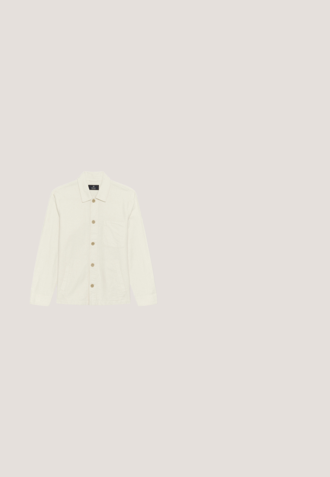 Off-white langærmet jakke med knapper, krave, brystlomme, to sidelommer og beige knapper, lagt fladt på hvid baggrund.; Grøn strikpullover med krave, lange ærmer og et struktureret mønster. Har en to-knap spat og diskret mærkning.; Lysegrøn stribet skjorte med lange ærmer lavet af hør, med knaplukning ved kraven, knapper foran og afrundet kant.; Beige denimshorts med almindelig pasform, fem lommer, knaplukning og lige ben. Glat tekstur og enkelt design.; Sort ruskind støvle til anklen med anvendt sål og mokkasinsyning, set fra siden på en ensartet lys baggrund.; Rektangulær mørkebrun crossbody taske med tekstureret overflade, sølv lynlås, trekantet Guess-logo og justerbar rem, der er rullet sammen ved siden af.