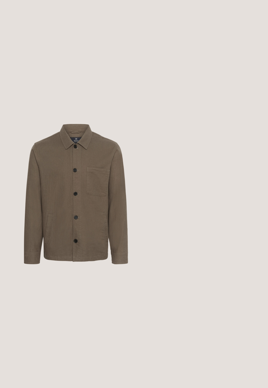 Matinique MAORIGNAL HERITAGE - Chaqueta fina - chocolate chip; Suéter negro de hombre de manga larga con cuello redondo, puños y dobladillo acanalados, mostrado sobre un fondo blanco.; Camiseta de manga corta azul marino con cuello redondo, textura sutil acanalada y pequeño logo blanco "Marc O'Polo" en el pecho izquierdo.; Pantalones beige de tejido suave, con un ajuste relajado, frente con pliegues, cinturilla elástica y perneras estrechas.; Botín Chelsea negro de cuero con acabado texturizado, paneles laterales elásticos y tiras de sujeción. Suela resistente y diseño de punta afilada elegante.; Cinturón de cuero marrón con hebilla de metal plateado y pequeño emblema rectangular con colores rojo, blanco y negro en la presilla del cinturón.