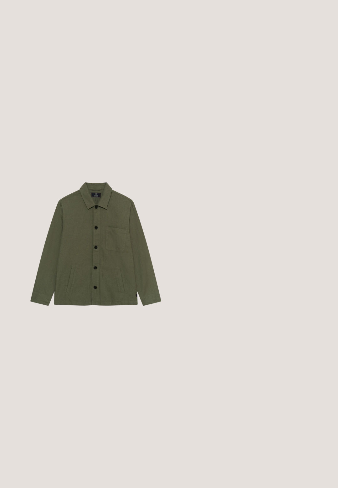 Chaqueta color verde oliva con botones, cuello, un bolsillo en el pecho y dos bolsillos laterales, hecha de tela texturada.; Suéter beis de manga larga hecho de suave tejido de punto. Presenta un escote redondo y puños y dobladillo acanalados que ofrecen una silueta ajustada.; Suéter de manga larga en color crema con un diseño de punto texturizado, que presenta un cuello con cremallera y puños y dobladillo acanalados para un ajuste ceñido.; Pantalones beige de pierna recta con pinzas delanteras, bolsillos laterales, trabillas para cinturón y cierre con botón en la cintura.; Botín Chelsea de piel marrón con paneles laterales elásticos negros y un tacón bajo apilado sobre fondo blanco.; Cinturón de tela marrón enrollado con hebilla de metal plateado que presenta una sola púa y una pequeña "B" grabada en el cierre.