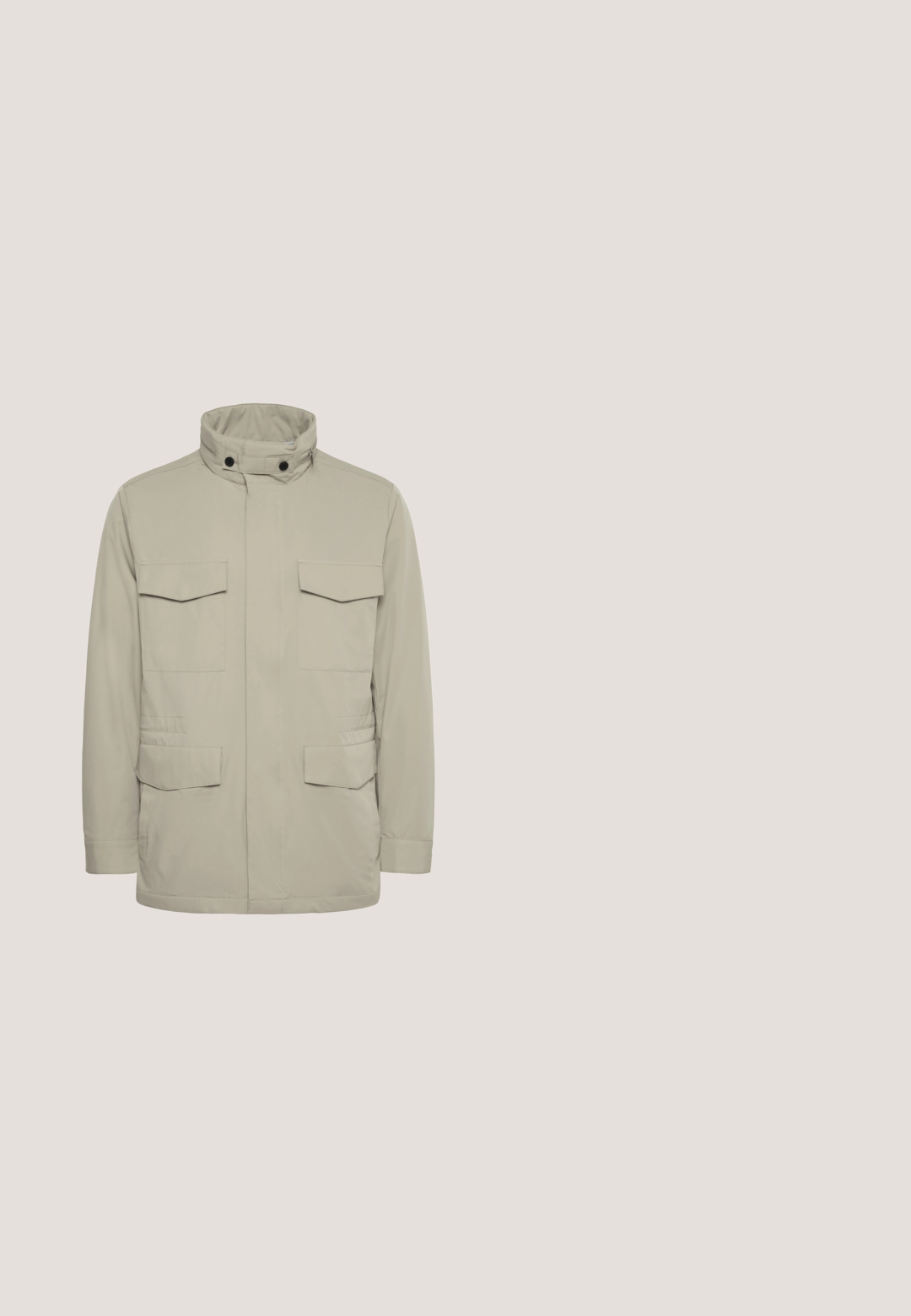 Beige jakke med høj krave, trykknapper og fire frontlommer. Fremstillet af glat stof, har den en lige skæring og stikninger som dekorative elementer.; Lysebrunt pullover med lynlåskrave, lange ærmer og en blød struktur, lavet af fint strikket materiale.; Hvid oversized T-shirt med korte ærmer og rund halsudskæring, med lige kant, vist mod en ensfarvet hvid baggrund.; Brune skræddersyede bukser lavet af tekstureret stof. Har en enkelt knaplukning, to forlommer og en lige pasform.; Brune læder ankelstøvler med en glat finish, elastiske sidelapper og en træksløjfe; har en flad gummisål og rund tå.; Sorte solbriller med en tynd, strømlinet metalramme. Linserne er mørkegrå med en subtil gradient. Hybrid aviator-form, minimalistisk design.