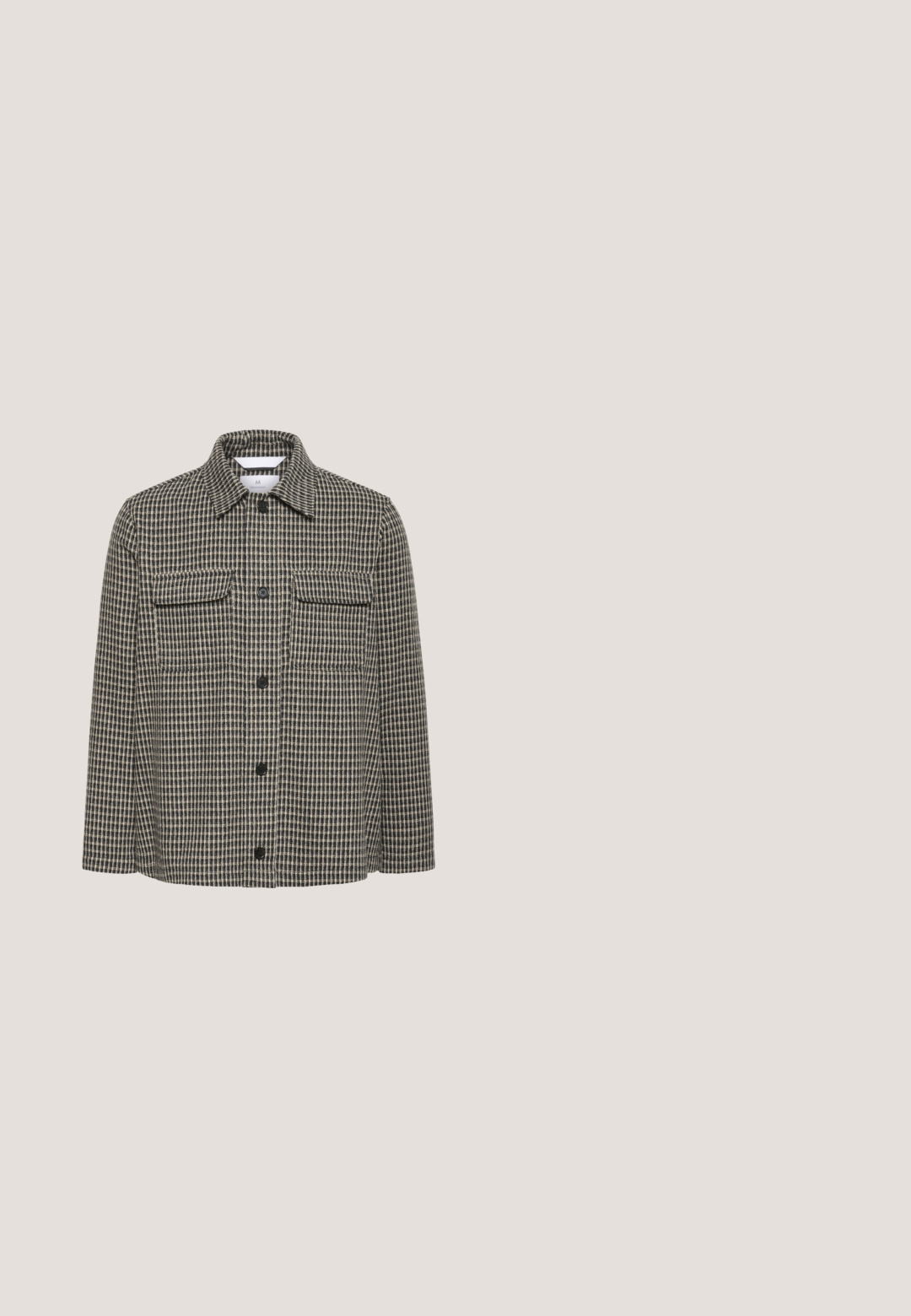 Knopfleiste Jacke mit schwarz-beigem Karomuster, zwei vorderen Klappentaschen und einem klassischen Kragen.; Dunkelgraues Herrenhemd mit langen Ärmeln, spitzem Kragen und Knöpfen vorne, dargestellt auf hellem grauem Hintergrund.; Schwarze formelle Hose mit Gürtelschlaufen, Bügelfalte vorne und geradem Bein auf weißem Hintergrund.; Schwarze Lederloafers mit glatter Oberfläche, runder Spitze und schmalem Riemen über dem Obermaterial. Niedriger, gestapelter Absatz.; Schmale schwarze Krawatte mit einem strukturierten, diagonalen Rippmuster. Verfügt über eine spitze Spitze und eine glatte Oberfläche. Geeignet für formelle Anlässe.; Schwarzer Ledergürtel mit glatter Textur, silberner Metallschnalle und einem klaren, einfachen Design. Verfügt über Löcher für eine verstellbare Passform.