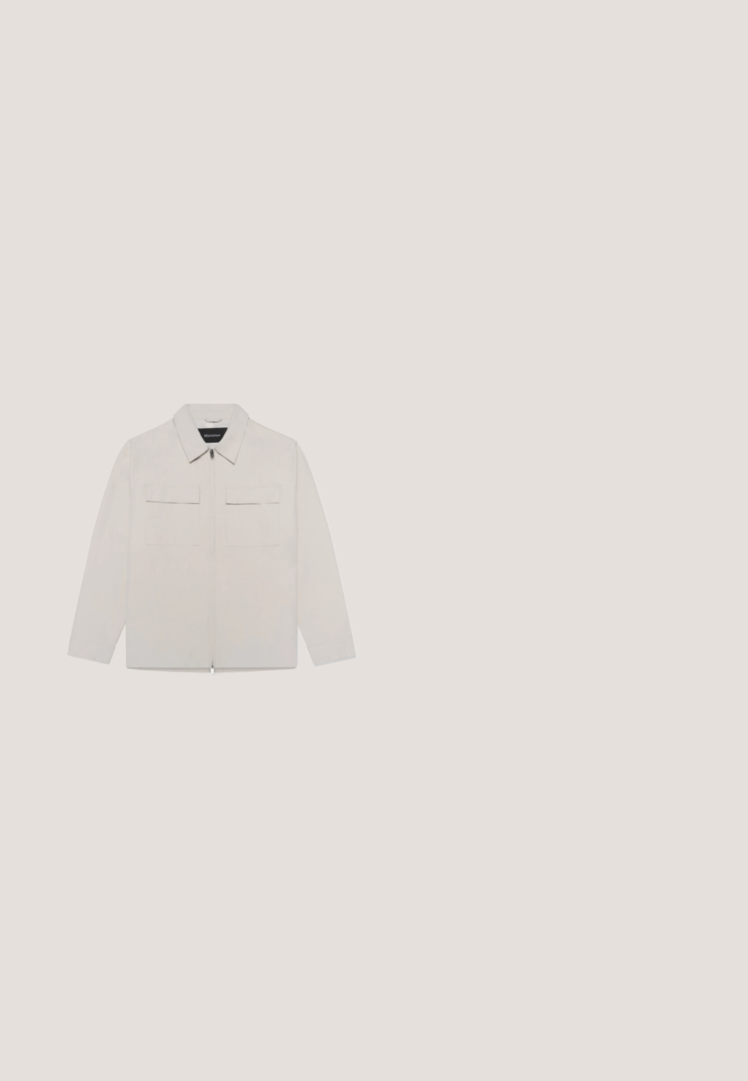 Lysegrå zip-up jakke med krave, knapflappelommer på brystet og lange ærmer. Lavet af en glat, tekstureret stof.; Kortærmet strikket polo med beige krave og geometrisk mønster af grønne og blå rektangler på cremefarvet baggrund.; Beige bomuldsbukser med lige ben, frontlommer og enkelt knaplukning. Glat tekstur og minimale syningsdetaljer.; Hvide lavt-op sneakers med en tekstureret læderoverdel, cremefarvet ribbet sål og en tan hælaccent. Har hvide snørebånd og logo-detalje på hælen.; Rektangulære solbriller i skildpaddemønster med gråtonede, gradientlinser og slanke stænger, vist mod en ensfarvet hvid baggrund.; Beige bæltetaske i kunstlæder med en sort lynlåslomme, logodetalje og justerbare stropper. Har en buet form og glat tekstur.