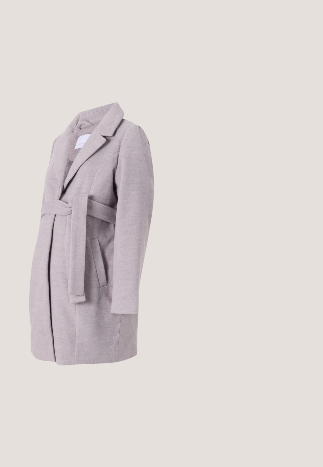 Abrigo ceñido de color gris claro con cuello, bolsillos laterales y mangas largas, fabricado en una suave tela texturizada, que presenta un diseño moderno y ajustado.; Vestido de maternidad en suave tela color rosa empolvado, con cintura fruncida, mangas cortas y dobladillo a la altura de la rodilla para mayor comodidad y facilidad de uso.; Zapato de tacón alto de ante beige flotando sobre un suelo gris con un fondo de pared verde desenfocada.; Gafas de sol de forma cuadrada con montura delgada de metal marrón y lentes de color marrón oscuro degradado sobre fondo blanco.; Bolso de mano en rosa rubor con cadena dorada como correa y dos grandes flores de tela decorativas en la solapa frontal.; Tres pulseras: una con perlas blancas, una cadena dorada con acentos de cristal y una con eslabones mixtos de oro y perlas. Predominan los tonos dorados.
