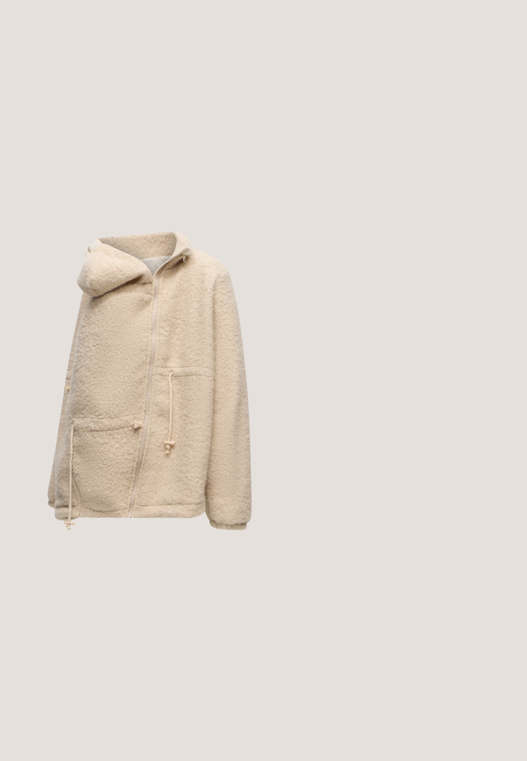 Beige Fleecejacke mit Kapuze, Frontreißverschluss, zwei Taschen und verstellbaren Kordeln an Taille und Tasche.; Cremig-gestreifter Umstandsoberteil mit kurzen Ärmeln und Polo-Kragen, der dafür designed ist, bequem über einen wachsenden Babybauch zu passen.; MAMALICIOUS NOVO - Jeans Slim Fit - dark blue denim; Beige Wildlederschuhe mit flauschiger Textur und cremefarbenen Akzenten. Besitzen flache Schnürsenkel und kleine Perforationen für Atmungsaktivität. Gummisohle.; Braune Ledertasche mit strukturierter Oberfläche, zwei Schulterriemen und einem geräumigen offenen Design ohne Außentaschen.; Gepolstertes Stirnband mit beiger Basis und schwarzem Leopardenmuster, entwickelt für komfortables Tragen.