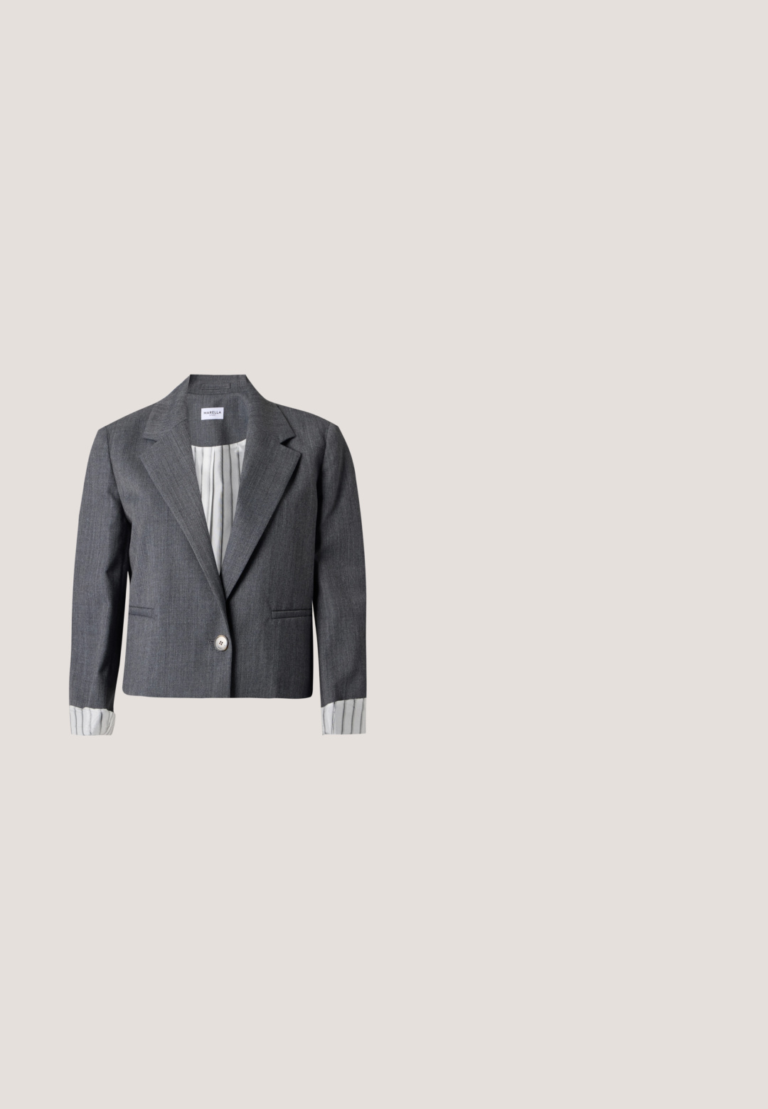 Blazer gris sur mesure avec un bouton, revers crantés, deux poches avant et doublure blanche rayée visible aux poignets et à l'intérieur du col.; T-shirt gris à manches courtes avec un col rond, présentant une texture ponctuée sur toute la surface. Confectionné en tissu doux avec une coupe décontractée.; Pantalon large taille haute gris foncé avec plis à l'avant, passants pour ceinture et fermeture dissimulée à l'avant.; Chaussure à bout pointu noire avec bride arrière, talon bloc arrondi en bois et dessus en cuir lisse sur fond gris clair.; Pochette zippée en cuir bleu avec motif d'ailes embossé et languette en cuir tressé sur fond uni.; Paire de petites boucles d'oreilles en métal argenté en forme de nœud papillon avec une finition lisse et brillante sur un fond blanc uni.