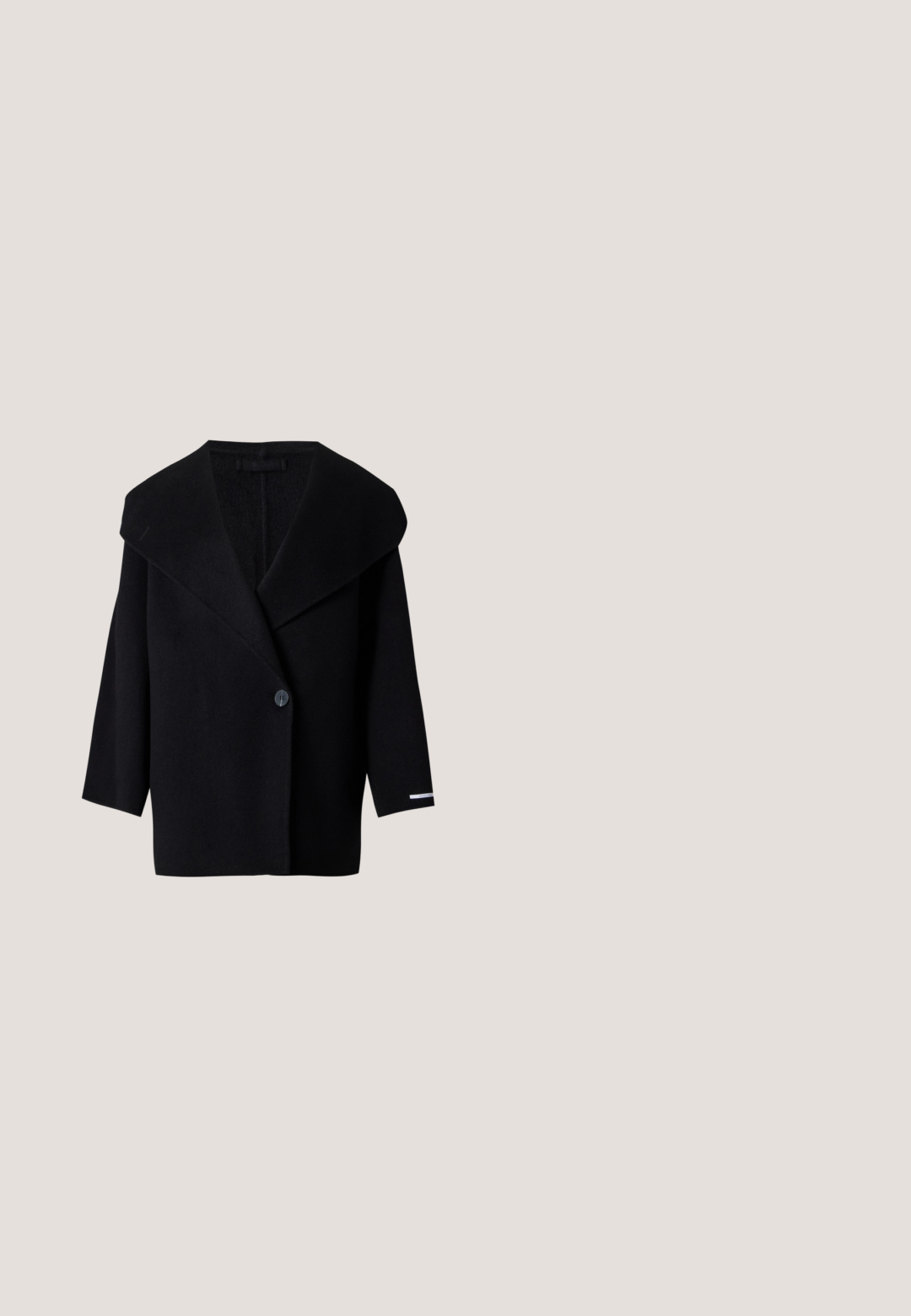 Manteau en laine noire avec large col, manches longues et fermeture à un bouton sur le devant, sur un fond clair uni.; Robe longue noire à manches longues avec fermeture boutonnée à l'avant, col et ceinture assortie en tissu à la taille.; Chaussure à bride arrière en cuir noir avec bout pointu et talon carré bas. Présente un accent doré sur le talon et une texture lisse.; Lunettes de soleil rectangulaires noires avec des verres foncés et des accents de logo doré sur les branches, posées sur une surface grise claire.; Jeune femme en blouse et pantalon en satin bleu, debout les bras croisés, tenant un sac à main noir avec une bandoulière chaîne dorée contre un mur beige.; Bracelet ton or orné d'embellissements en forme d'étoiles et de perles rondes, souligné par des cristaux transparents, avec une fermeture détaillée et une finition lisse.