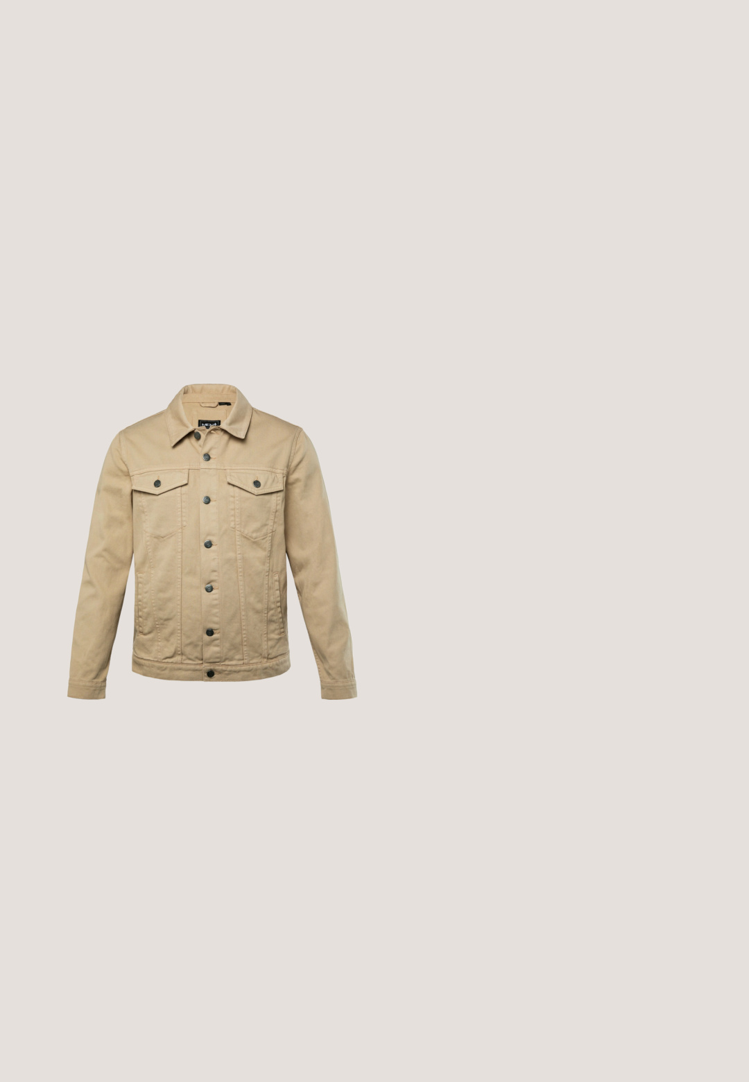 Beige denimjakke med spidse kraver, forreste knapper, to brystlommer og lige snit. Tekstureret stof med kontrasterende mørke knapper.; Beige kortærmet polo med knaplukket krave, subtilt tekstureret stof og lille mørkt skjoldlogo på venstre bryst.; Denim shorts i mellemblå med en let fading, der har knappelukning, fem lommer og opsmøgte kanter for et afslappet look.; Brune suede ørkenstøvler med rund tå, minimal syning, to øjer og en lys brun gummisål. Generelt glat tekstur.; Sort-rammede solbriller med afrundede firkantede linser i lilla gradient, der hviler på en hvid overflade.; Lille beige crossbody-taske med lynlåslomme foran, metal ALDO-logo, justerbar bred rem og rundet rektangulær form på hvid baggrund.