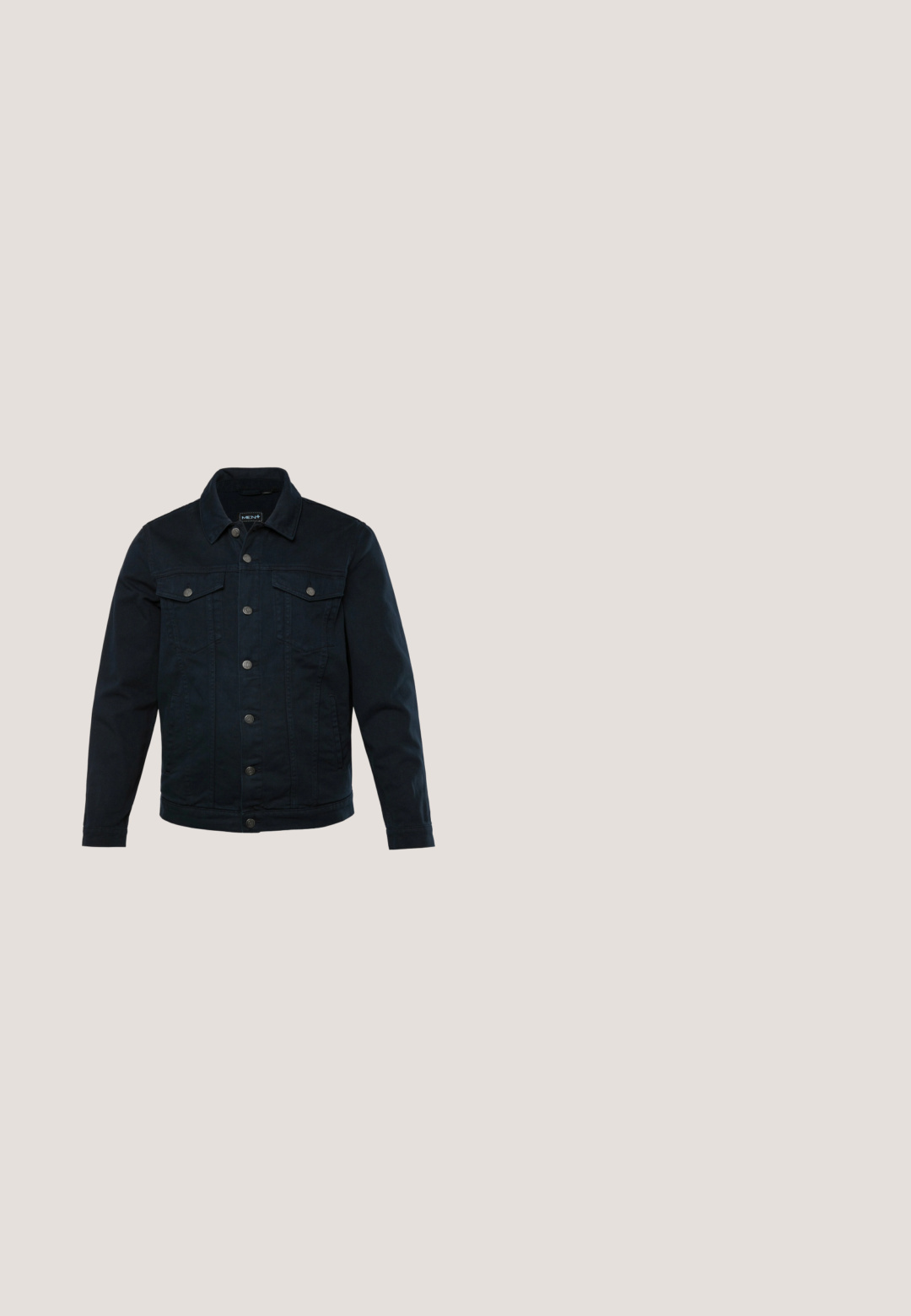 Mørkeblå denimjakke, knaplukning, to brystlommer med klap, lange ærmer og klassisk krave. Teksturert stof med en ren finish.; Mørkeblå sweatshirt med kvart-zip krave, ribbede manchetter og kant. Fremstillet af blødt stof, med et lille logodetalje på brystet.; Mørk marineblå langærmet polo med tre knapper og et lille "M" logo på brystet.; Blå denim jeans med lige ben design, der har forlommer, en lynlås lukning og subtilt slid. Klassisk stil med en mellemtonet vask.; Sort læder ankelstøvle med rund tå, struktureret krave, flade snørebånd, gummisål og orange mærke detalje. Syede accenter langs kanten.; Sort firkantet crossbody taske med perforeret frontlomme, justerbar stofrem og et lille rødt, hvidt og blåt rektangulært logo i hjørnet.