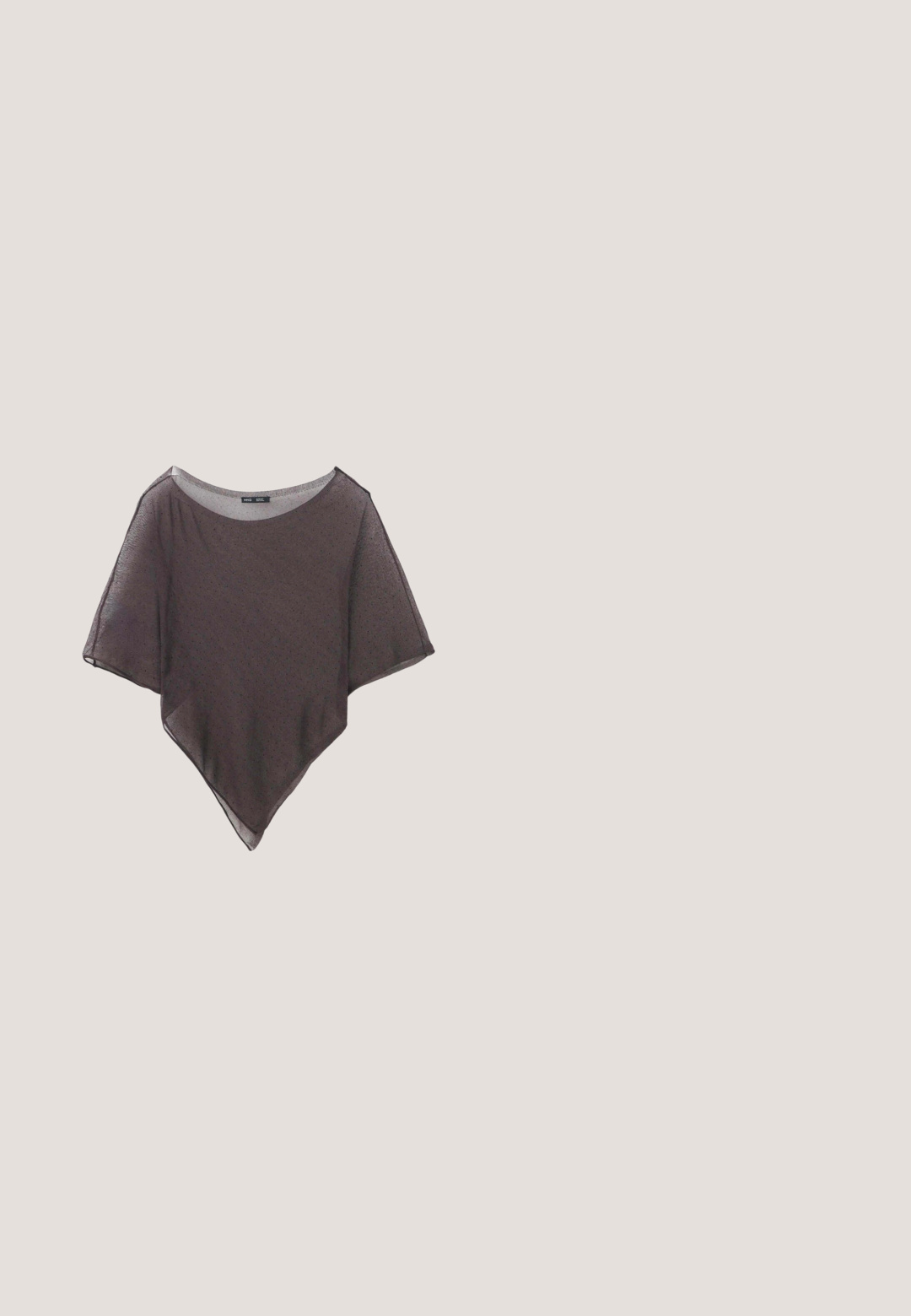 Gennemsigtig sort kortærmet bluse med bred halsudskæring og asymmetrisk spids kant, lavet af let prikket stof.; Brun ribbet cardigan med rund halsudskæring, frontknapper og lange ærmer. Har et struktureret strikmønster og cropped længde.; Mørkebrun langærmet jakke med krave, to knapper og et matchende bælte i stof bundet om taljen.; Sorte brede jeans lavet af denim, med høj talje, forlommer og knaplukning. Teksturen er glat med minimal detaljering.; Lavprofileret mørkebrun lædersneaker med struktureret finish, snørelukning og brun gummisål, vist fra siden på hvid baggrund.; Sort tekstureret læder skuldertaske med en enkelt strop og en blød, ustruktureret form mod en hvid baggrund.