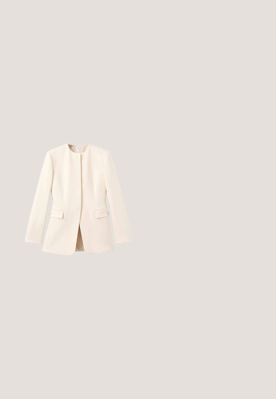 Hellbeige maßgeschneiderte Jacke mit einer figurbetonten Passform, runder Halslinie und Fronttaschen. Glattes Material mit einem minimalistischen Design.; Ärmelloser weißer Jumpsuit mit weitem Bein, rundem Ausschnitt und schmalem schwarzem Gürtel in der Taille, auf weißem Hintergrund präsentiert.; Beige Lackleder-Pumps mit hohen Absätzen, spitzer Zehenpartie, flachen Ausschnitten an den Seiten und einem schlanken Absatz. Glatte Textur mit glänzender Oberfläche.; Cremefarbene übergroße quadratische Sonnenbrille mit braunen Verlaufsgläsern auf weißem Hintergrund.; Rechteckige, cremefarbene Handtasche mit einem oberen Griff, goldfarbener Kettenriemen und Metallverschluss. Markenname "Kazar" auf der Vorderseite.; Goldener Ring mit glattem Band und auffälligem Kreuzdesign oben. Material mit "375" gekennzeichnet, was auf Goldreinheit hinweist.