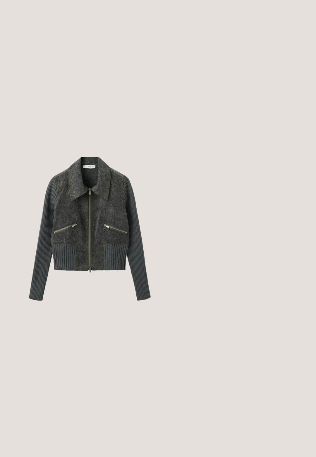 Veste zippée gris foncé avec col large, manches longues côtelées et ourlet, et deux poches poitrine zippées en diagonale.; Gilet gris foncé en tissu tricoté texturé, avec un col rond, des manches longues et six boutons sur le devant.; Gros plan sur un tissu blanc avec un col arrondi et des coutures visibles le long du bord du col.; Jean noir taille haute évasé avec fermeture double bouton et poches avant, montrant un subtil effet délavé sur les cuisses.; Bottine en daim noir avec un bout arrondi, des coutures apparentes et une semelle en caoutchouc plate. Présente un logo décoratif sur le côté.; Sac à main en daim gris avec doubles poignées, bandoulière amovible, poche zippée à l'avant et détails en clous métalliques le long des bords.