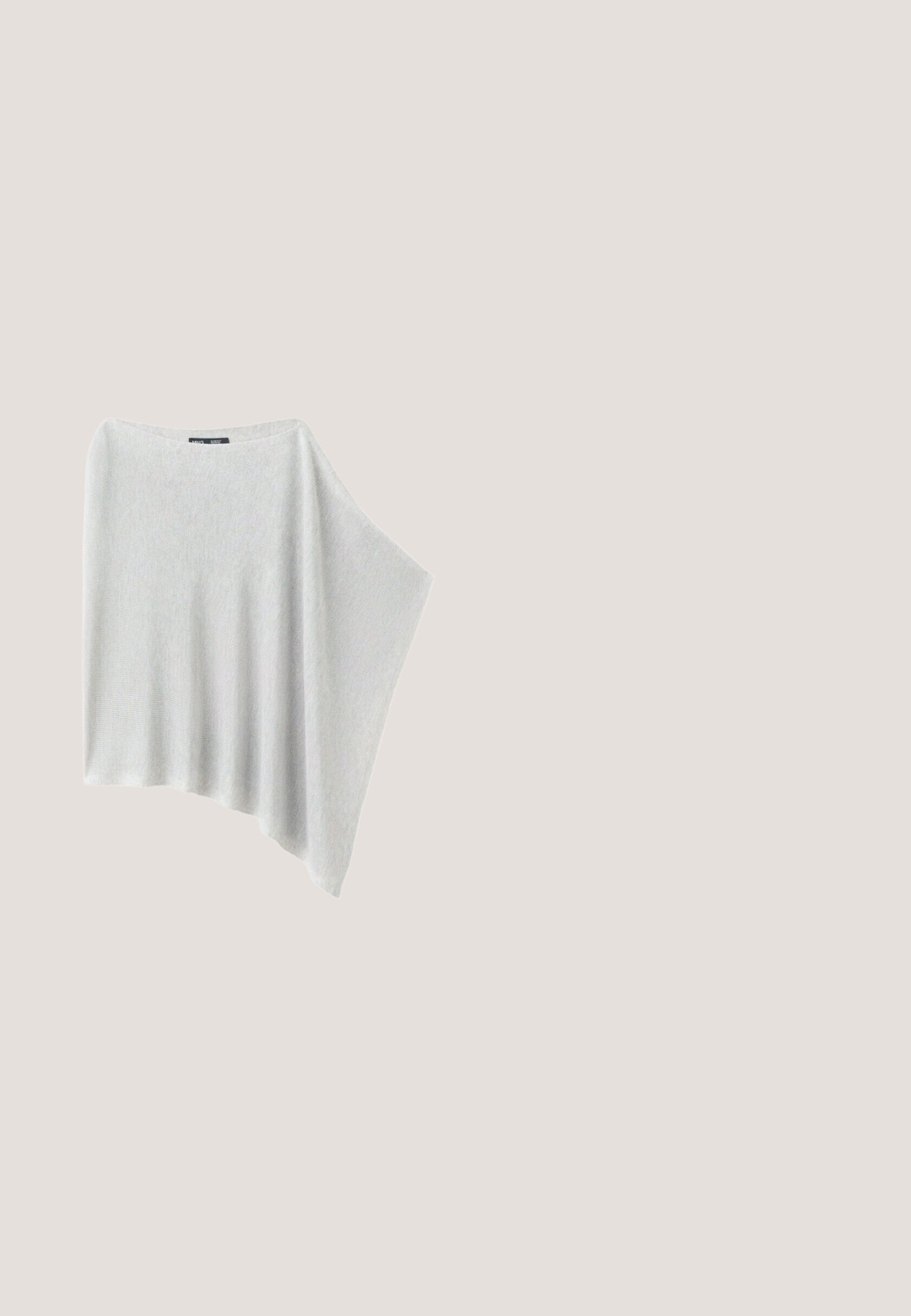Lichtgrijze gebreide poncho met een boothals en een asymmetrische zoom, gedrapeerd op een witte achtergrond.; Grijze wollen jas met een ontspannen pasvorm, kraag, twee zakken aan de voorkant en een getextureerde stof. Heeft eenvoudige stiksel details.; Grijze gebreide trui met korte mouwen, ronde halslijn, ribgebreide manchetten en zoom. Zachte textuur, relaxte pasvorm en raglanmouwen voor bewegingsgemak.; Lichtgrijze tailleurbroek met rechte pijpen, riemlussen en voorste vouwdetails, weergegeven op een witte achtergrond.; Beige suède loafer met een platte rubberen zool en een decoratieve band met een knoopdetail aan de bovenkant.; Lichtgrijze leren totebag met dubbele hengsels en afneembare schouderriem. Heeft een minimalistisch ontwerp en gouden hardware accenten.