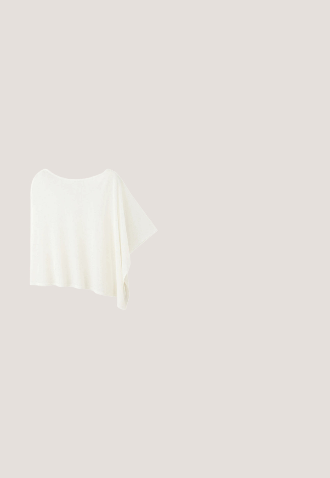 Asymmetrische witte poncho met brede halslijn en een zijde die langer gedrapeerd is, gemaakt van lichtgewicht stof.; Witte mouwloze haltertop met diepe V-hals, striksluiting bij de nek, getailleerde taille en asymmetrische zakdoekzoom.; Losse witte broek met elastische tailleband en elastische boorden, ontworpen voor comfort en casual dragen.; Witte slidesandaal met twee verstelbare zilveren gespen en een zwarte geribbelde zool, zijaanzicht op een witte achtergrond.; Zeshoekige zonnebril met transparante grijze monturen en lichtblauwe glazen. Het ontwerp heeft een dikke neusbrug en verlengde pootjes.; Kleine crèmekleurige handtas met meer dan 50 witte knopen in verschillende maten die de voorkant en het handvat bedekken op een effen witte achtergrond.