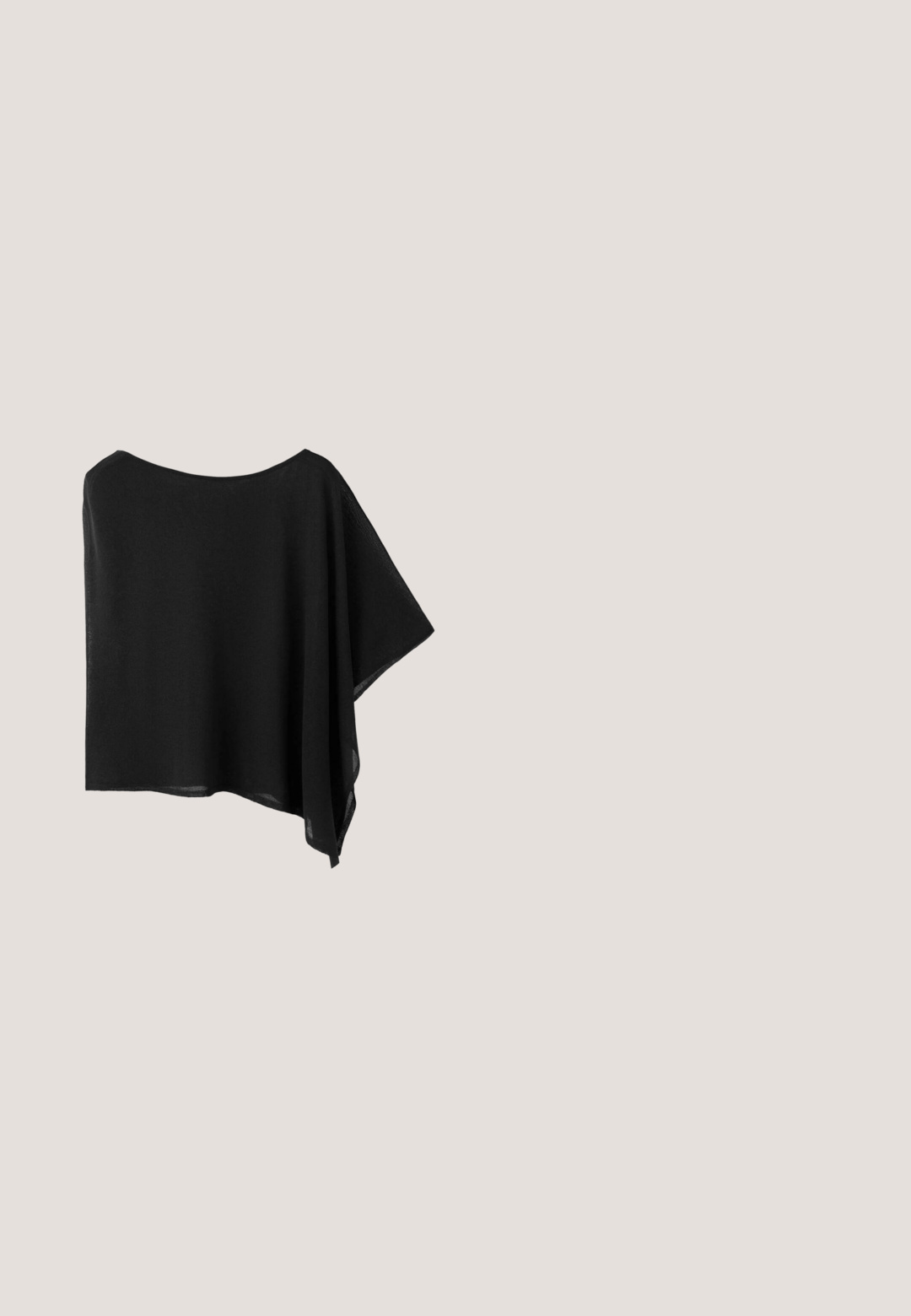 Haut noir asymétrique style poncho avec un côté plus long, col large et tissu léger.; Haut noir sans manches avec encolure ronde haute et coutures ajustées pour une silhouette épurée.; Pantalons larges noirs en tissu léger, dotés d'une taille élastique avec un cordon de serrage pour un ajustement réglable. Texture lisse.; Sandale plate noire style flip-flop avec une fine bride en Y et une semelle lisse, vue de côté sur fond blanc.; Lunettes de soleil ovales noires avec verres gris polarisés ; monture en plastique brillante ; logo doré "vogue" sur le côté. Texture lisse et design élégant.; Sac à bandoulière en cuir noir avec une seule sangle et une quincaillerie discrète dorée, avec un bord supérieur lisse et légèrement arrondi.