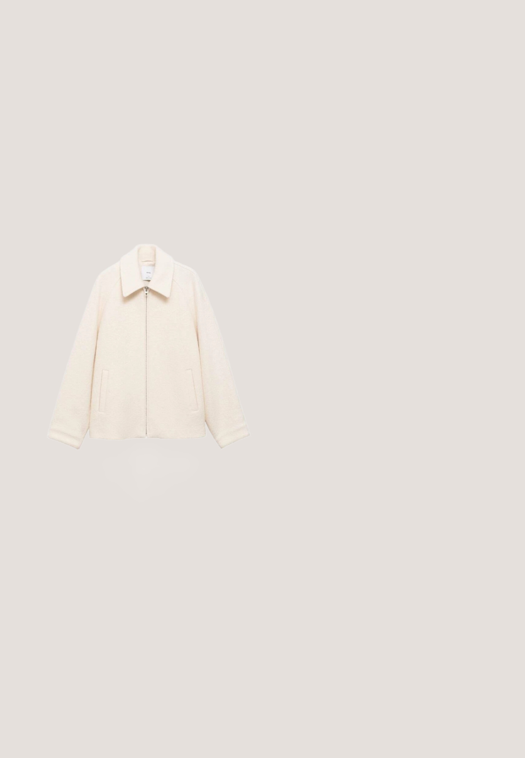 Mango Let jakke / Sommerjakker - off-white; Kortærmet cardigan i lys creme, strikket tekstur med et kabelmønster, der har en rund halsudskæring og perle-lignende knapper langs forsiden.; Hvid kortærmet lag-på-lag t-shirt med rund halsudskæring og let gennemsigtigt stof, vist på en ensfarvet hvid baggrund.; Hvide flagrende bukser med en glat tekstur og rene linjer, udstyret med en mellemhøj talje og uden synligt hardware eller mønstre.; Beige suedestøvler til anklerne med et lavt snit, fuskepelsfor, rund tå og en frontseam; har en kort trækflap og diskret branding.; Rektangulært cremefarvet håndtaske med to korte håndtag og en justerbar skulderrem, med en subtil lodret struktur på overfladen.