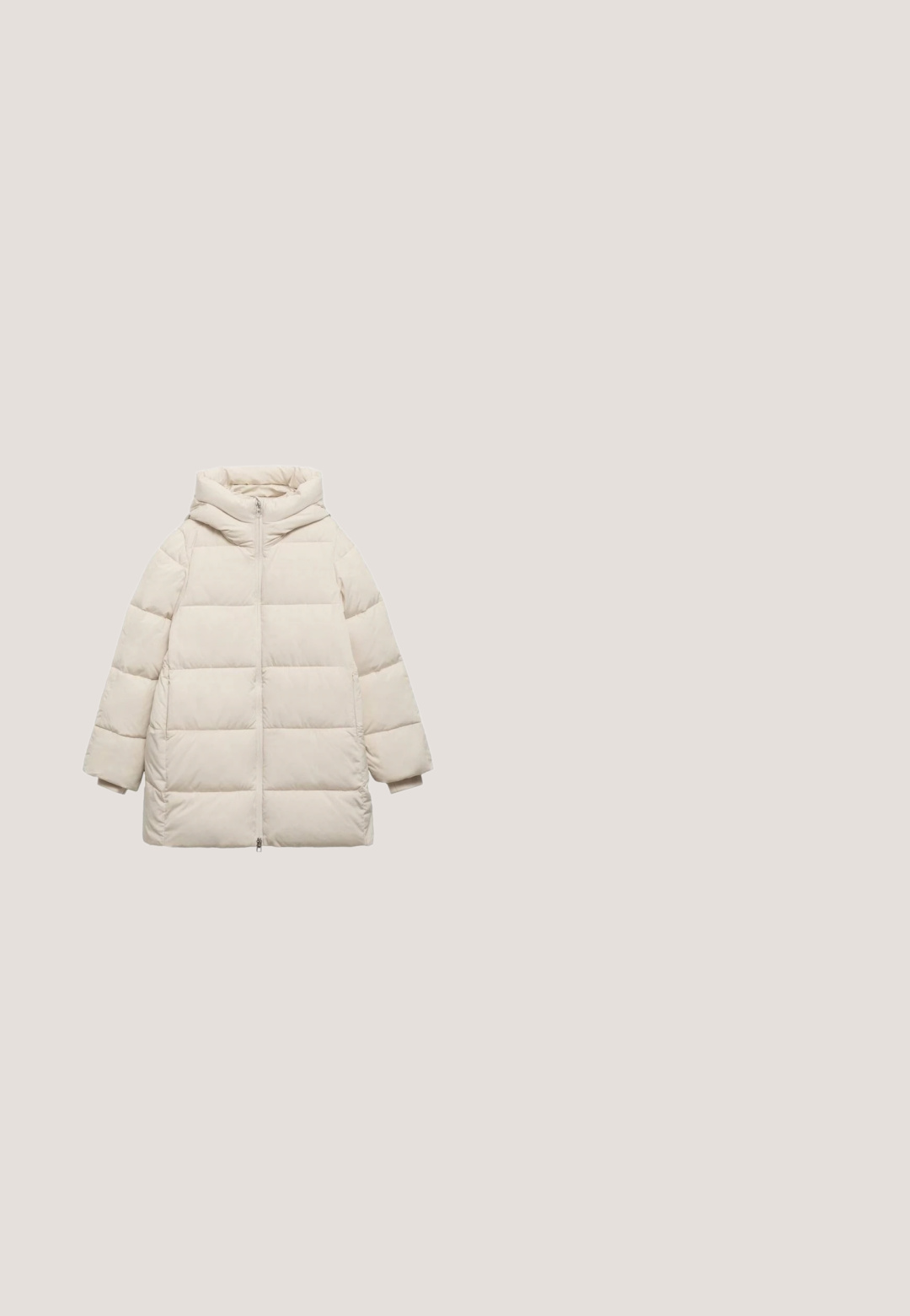 Steppjacke in hellem Beige mit Kapuze, langen Ärmeln, Frontreißverschluss und gestepptem Muster. Besitzt eine lockere Passform und gesteppte Einsätze.; Weißes T-Shirt mit kurzen Ärmeln und Rundhalsausschnitt, mit einer zarten Herzlinie und goldfarbenen Nieten mit der Aufschrift "LIU JO" auf der Brust.; Hellblaue Jeans aus Denim mit hoher Taille, schmalem Bein, Fronttaschen und Reißverschluss. Der Stoff weist eine dezente, ausgebleichte Waschung auf.; Beige Sneaker mit einer glatten Lederoberfläche, elastischem Riemen über dem Mittelfuß und dekorativer Kristallverzierung am Riemen. Dicke Gummisohle.; Hellgraue Ledertasche mit strukturierter Form, zwei oberen Griffen, dreieckigem Logo und abnehmbarem Anhänger. Akzente aus goldfarbenem Metall.; Goldene Armbandkette mit einem runden Anhänger, der ein Dollarzeichen zeigt, umgeben von klaren Kristallen. Enthält ein dreieckiges Etikett mit der Marke.