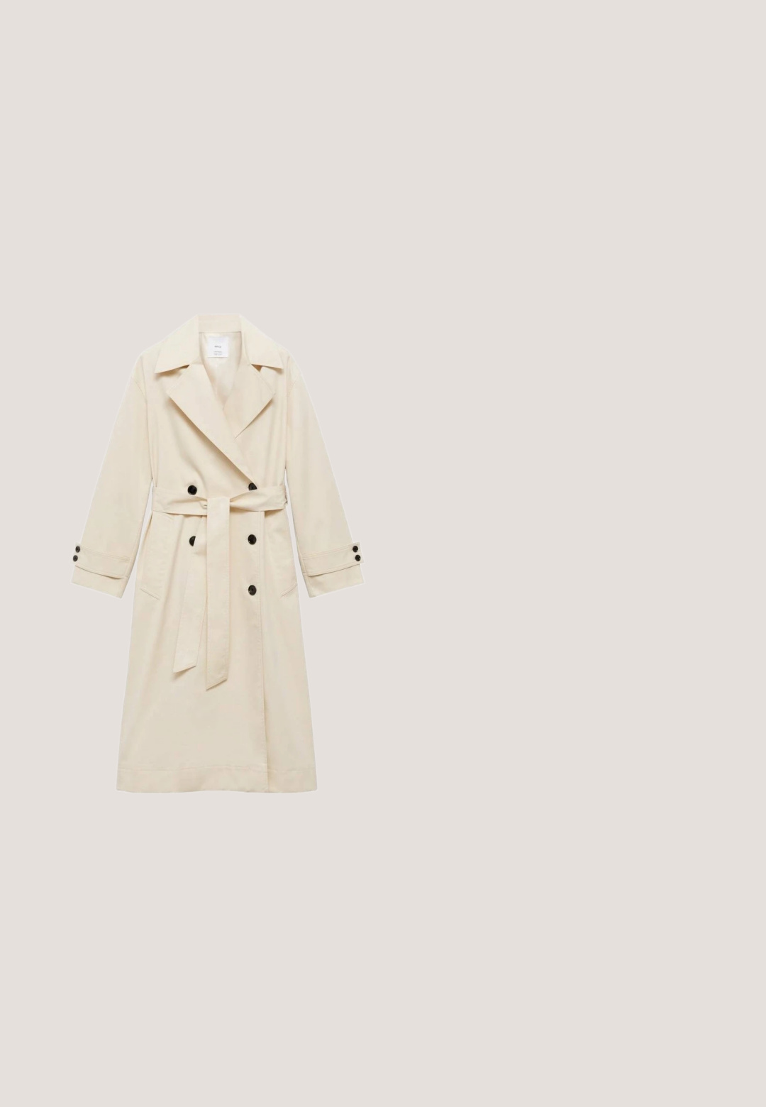 Beige trenchcoat van matte stof, dubbelzijdig met zwarte knopen, brede revers, lange mouwen, strikband en zijzakken.; Witte stoffen riem met een rechthoekige, gladde gesp van lichtgrijs metaal. Voorzien van verstelbare gaatjes en een platte, gestructureerde band.; Beige slingbackpump met spits toelopende neus, glanzend leren bovenwerk en gouden decoratief accent. Voorzien van een naaldhak en een beige voering.; Aviator zonnebril met goudkleurig montuur, bruine glazen met verloop en dunne metalen pootjes, getoond op een witte ondergrond.; Rechthoekige handtas in crèmekleur met een handvat aan de bovenkant, een kettingriem in goudkleur en een metalen gesp als sluiting. Merkinaam "Kazar" aan de voorkant.; Delicaat gouden kettingarmbandje met een halvemaanvormige hanger met een centrale parel en kleine kristallen eromheen.