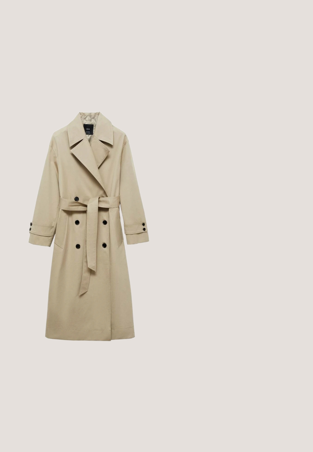 Beige Trenchcoat mit einer doppeltbreitigen Vorderseite, großen Revers, einem Bindegürtel in der Taille und schwarzen Knopfakzenten. Lange, gerade geschnittene Ärmel.; Trägerloses, knielanges weißes Kleid mit gerader, taillierter Silhouette und glatter Stoffstruktur.; Beige Lackleder-Pumps mit hohen Absätzen, spitzer Zehenpartie, flachen Ausschnitten an den Seiten und einem schlanken Absatz. Glatte Textur mit glänzender Oberfläche.; Quadratische Sonnenbrillen mit einem braunen Schildpatt-Muster, braunen Gläsern und goldenen Akzenten an den Bügeln. Aus Kunststoffmaterial hergestellt.; Rechteckige hellbraune Ledertasche mit Klappverschluss und glatter Oberfläche, vor weißem Hintergrund dargestellt.; Goldfarbenes Metallarmband mit drei verbundenen Kettensträngen und Karabiner-Verschluss auf weißem Hintergrund.